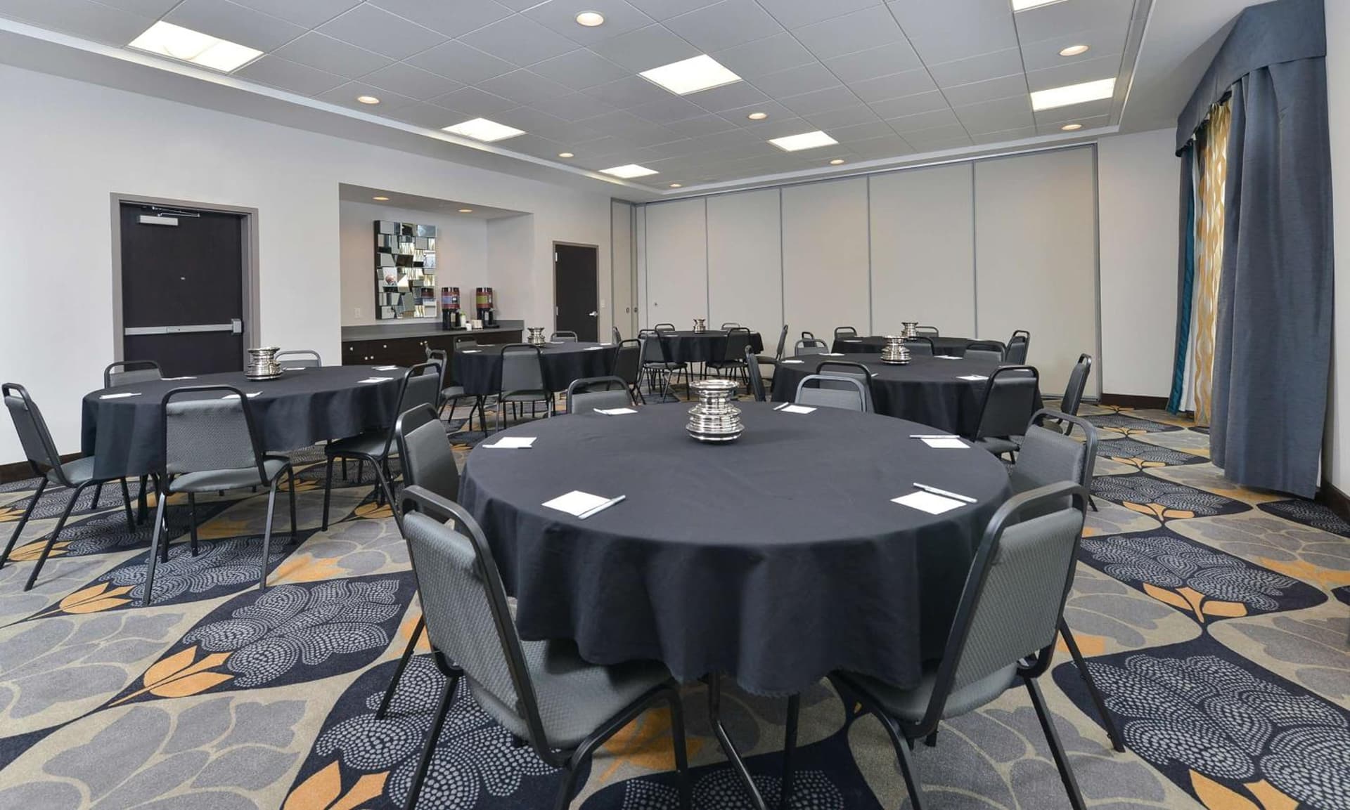 Hampton Inn & Suites Des Moines Downtown interior in Des Moines, IA — gallery photo 2