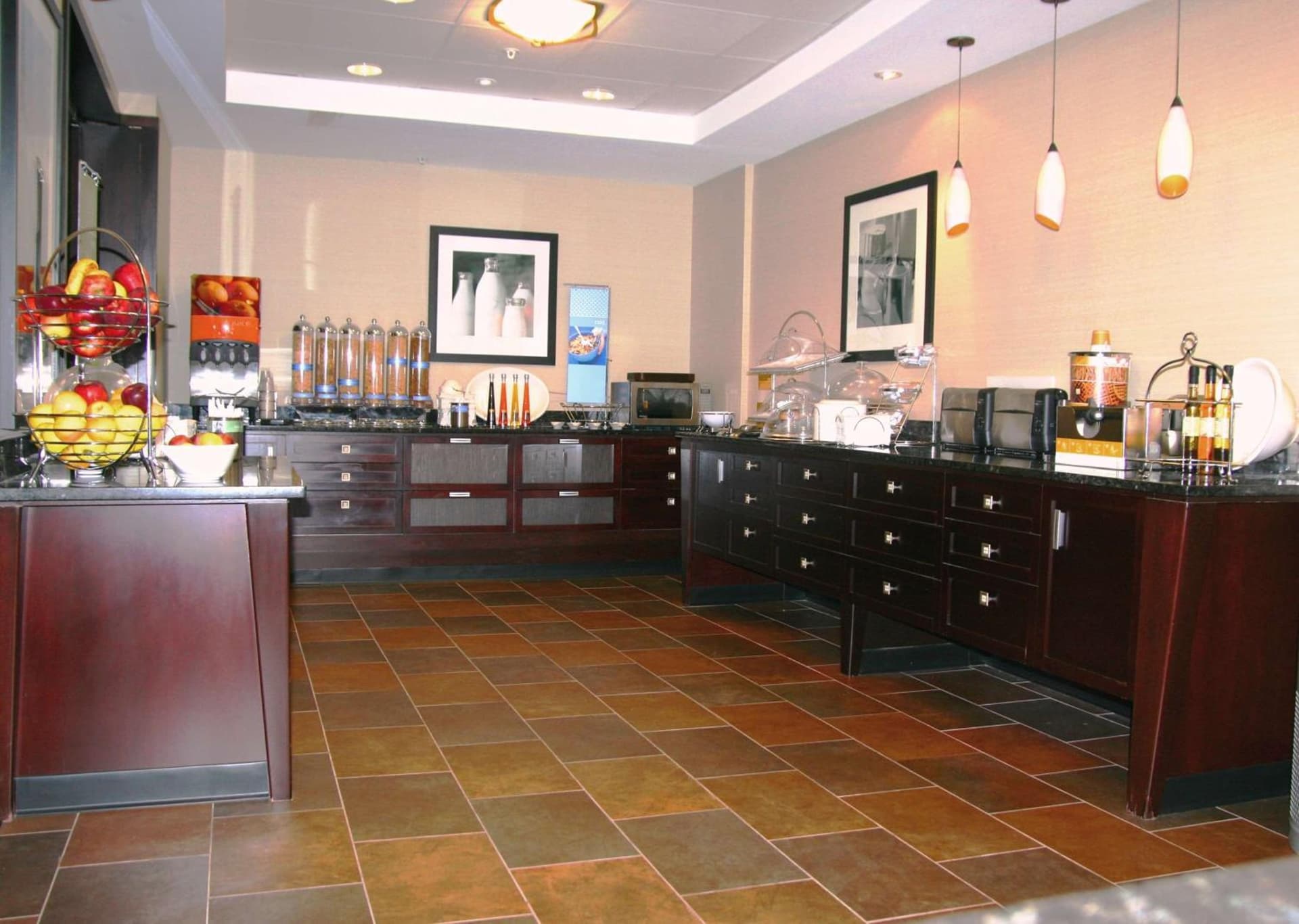 Hampton Inn & Suites Detroit-Canton gallery photo in Canton — image 17