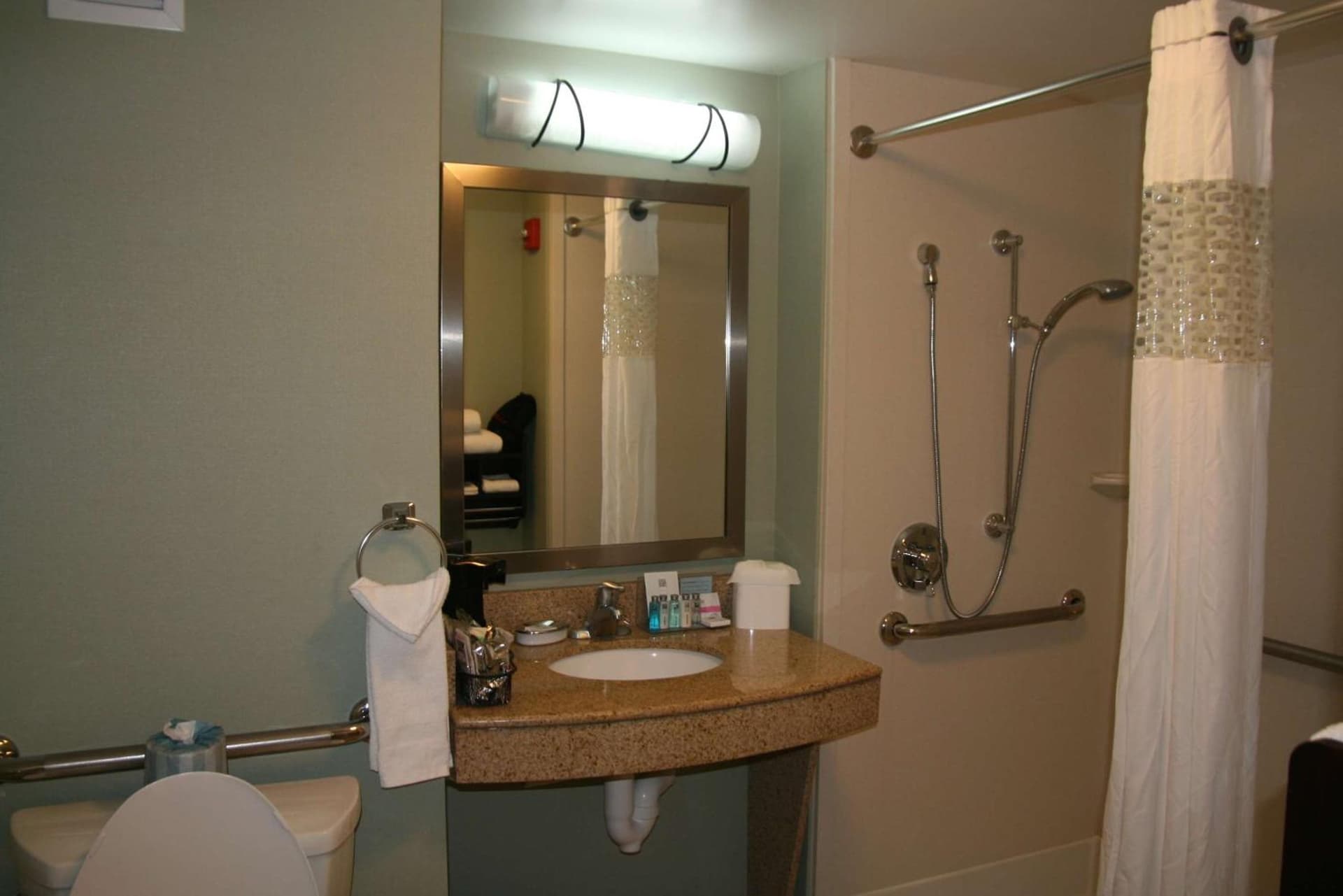 Hampton Inn & Suites Detroit-Canton gallery photo in Canton — image 16