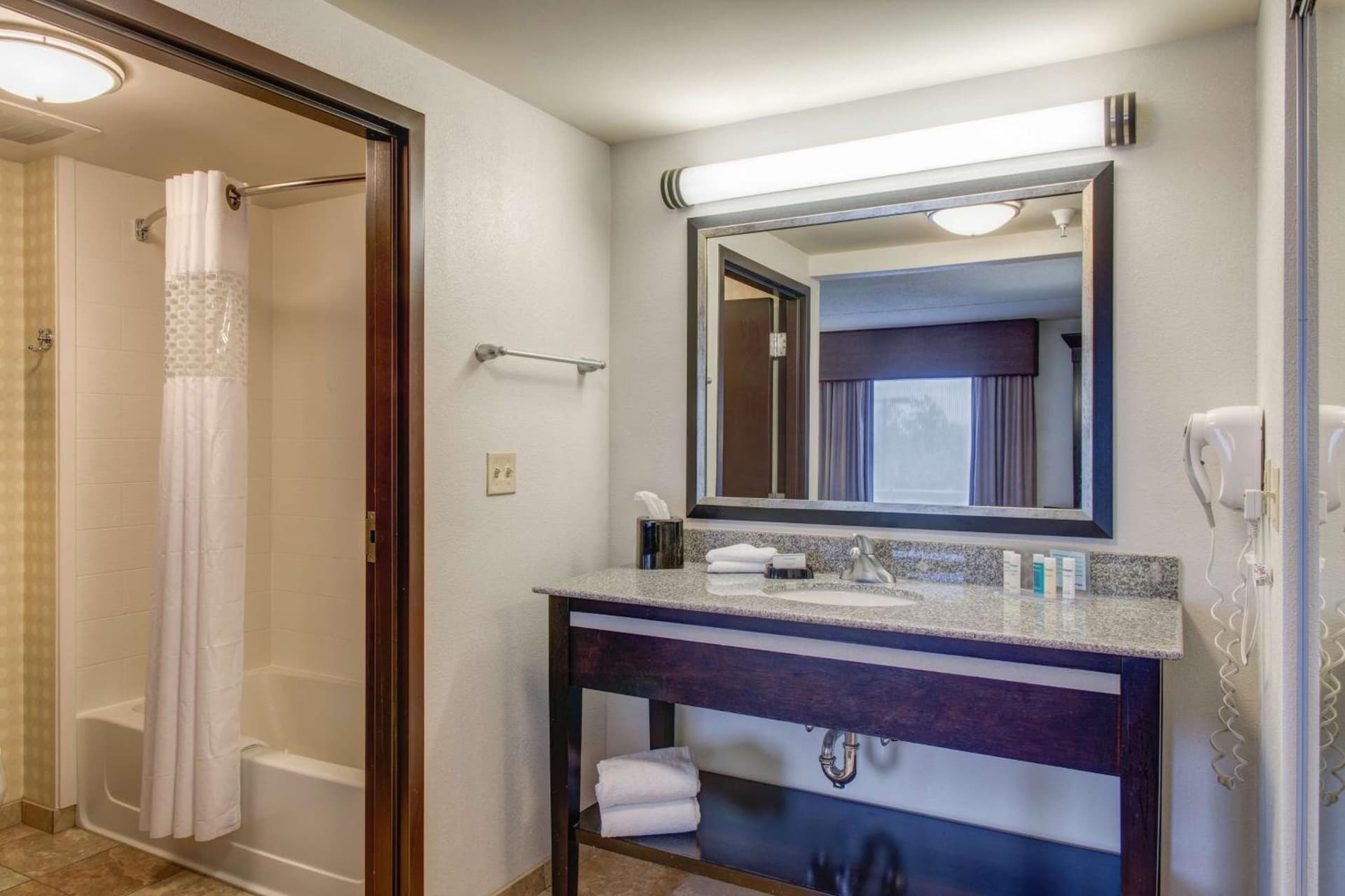 Hampton Inn & Suites Detroit/Airport Romulus gallery photo in Romulus, MI — image 10