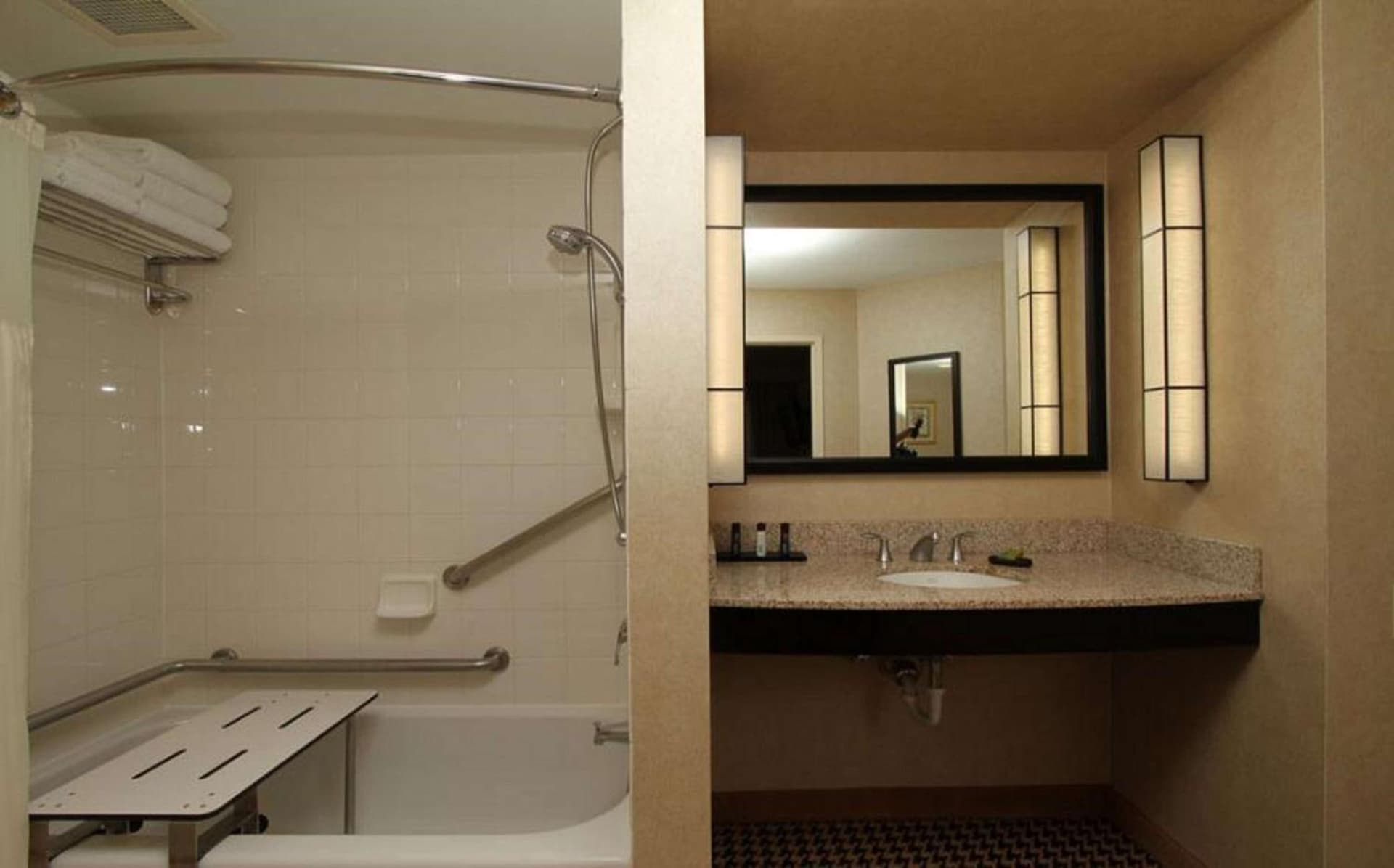 Hampton Inn & Suites Detroit/Airport Romulus gallery photo in Romulus, MI — image 50