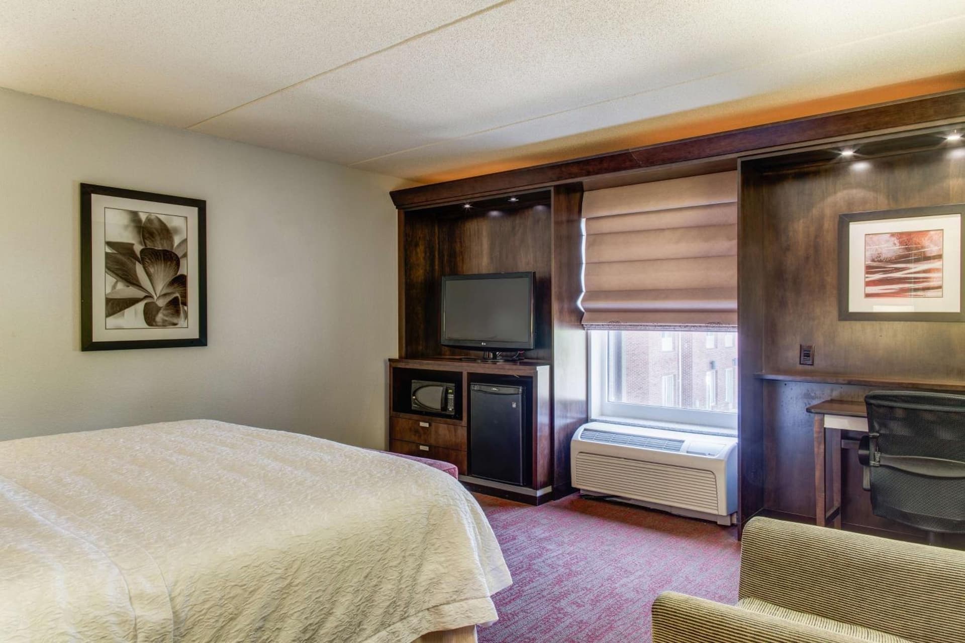 Hampton Inn & Suites Detroit/Airport Romulus property views in Romulus, MI — gallery photo 3