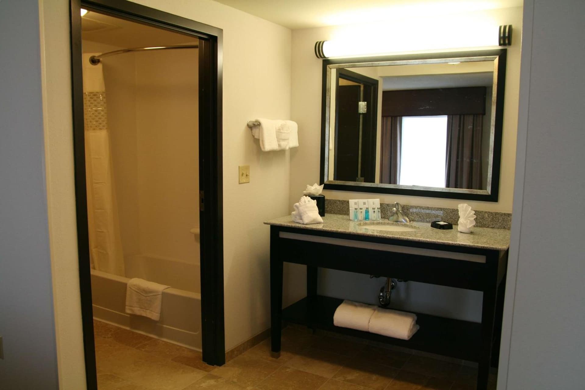 Hampton Inn & Suites Detroit/Airport Romulus gallery photo in Romulus, MI — image 46