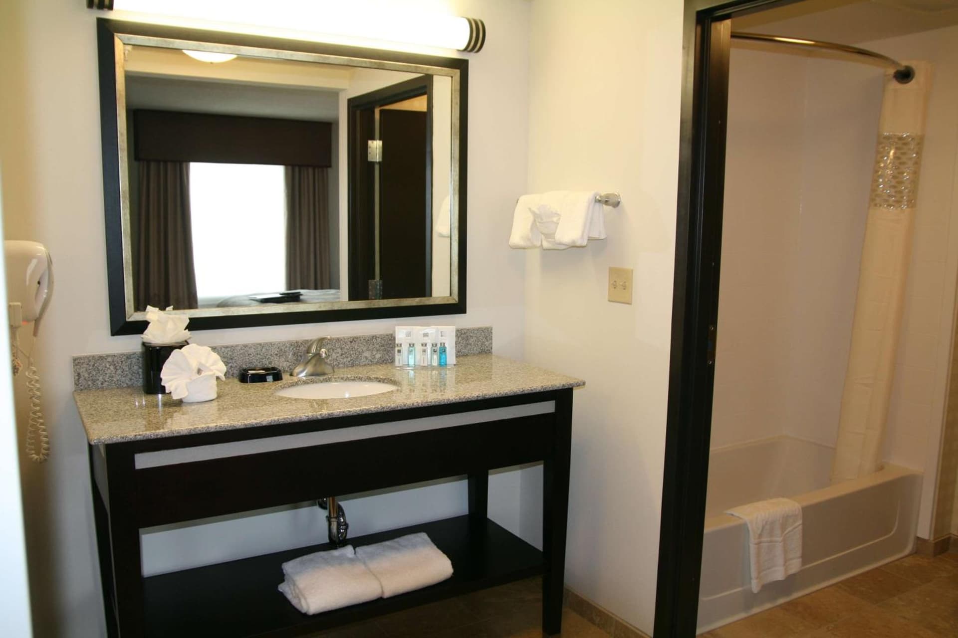 Hampton Inn & Suites Detroit/Airport Romulus gallery photo in Romulus, MI — image 43