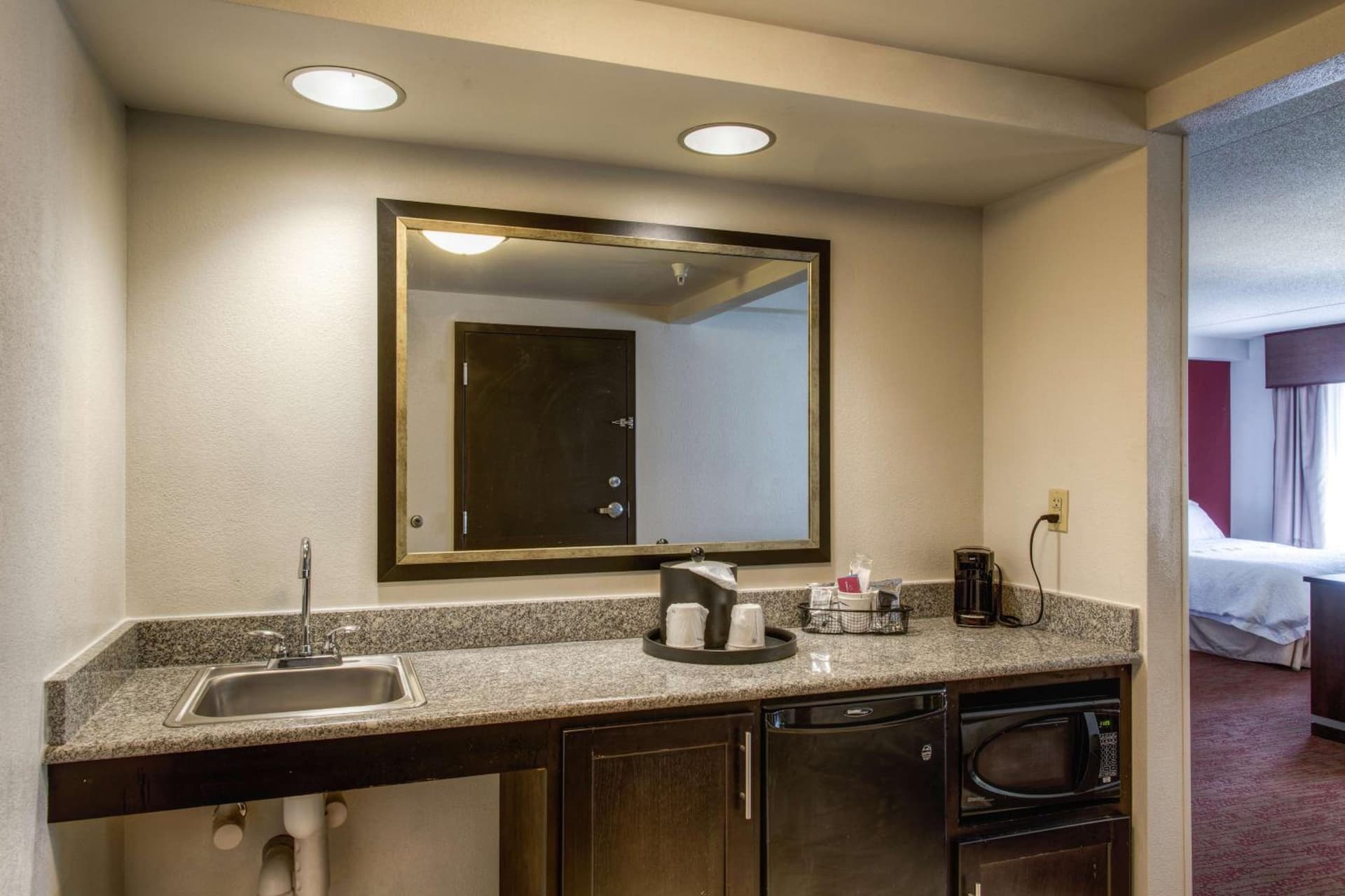 Hampton Inn & Suites Detroit/Airport Romulus interior in Romulus, MI — gallery photo 2