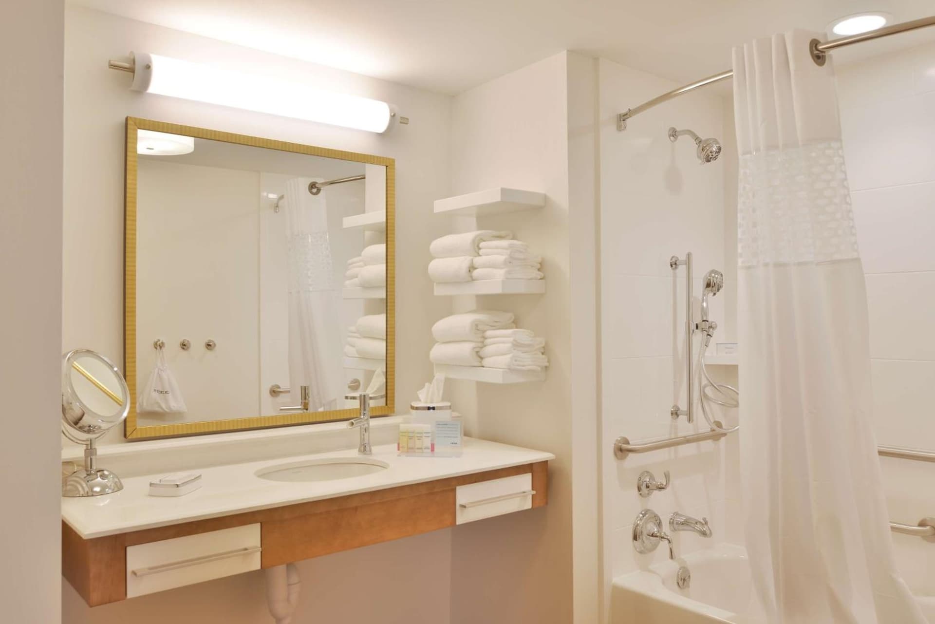Hampton Inn & Suites Chippewa Falls gallery photo in Chippewa Falls, WI — image 9