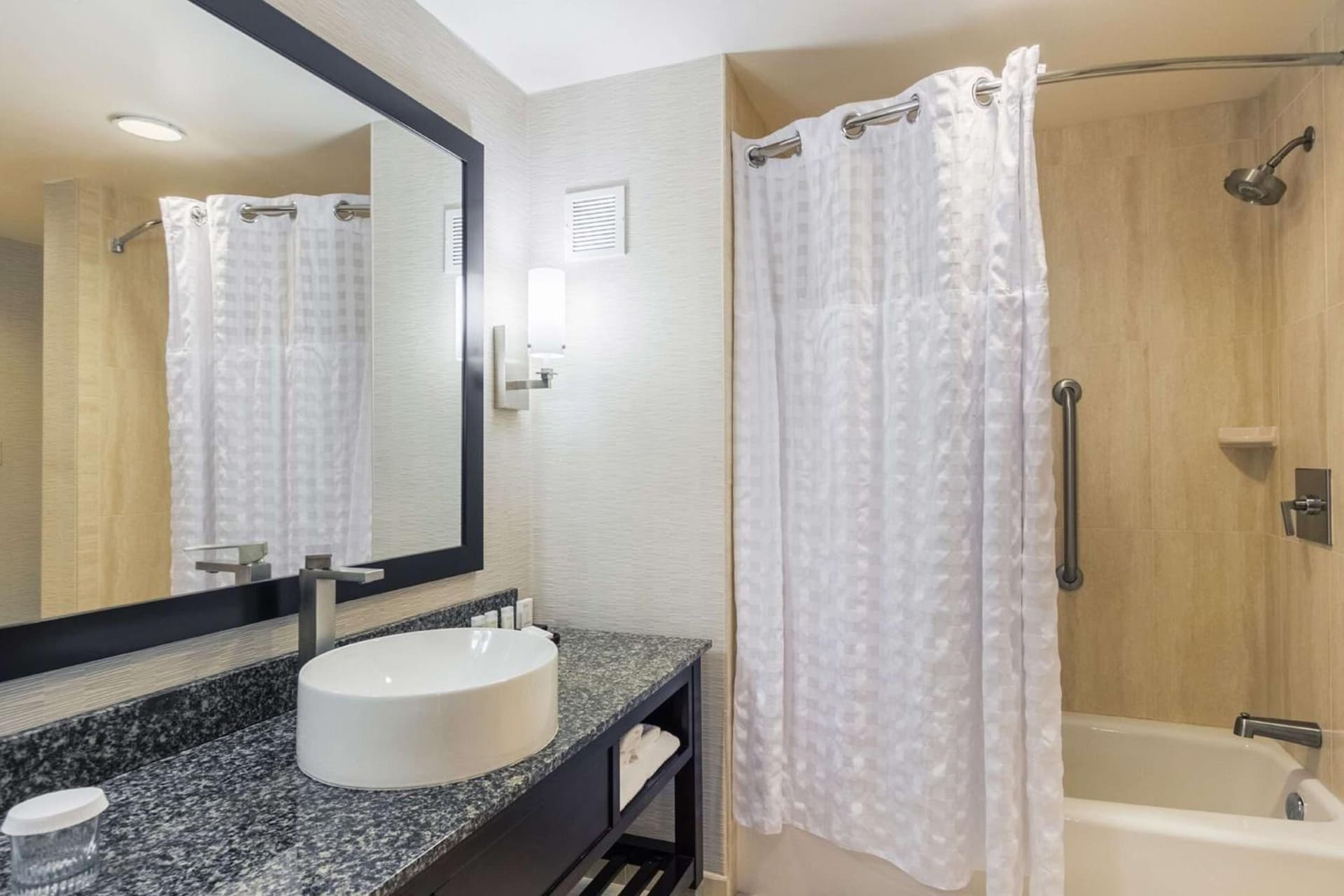 Embassy Suites Newark Airport gallery photo in Elizabeth, NJ — image 12