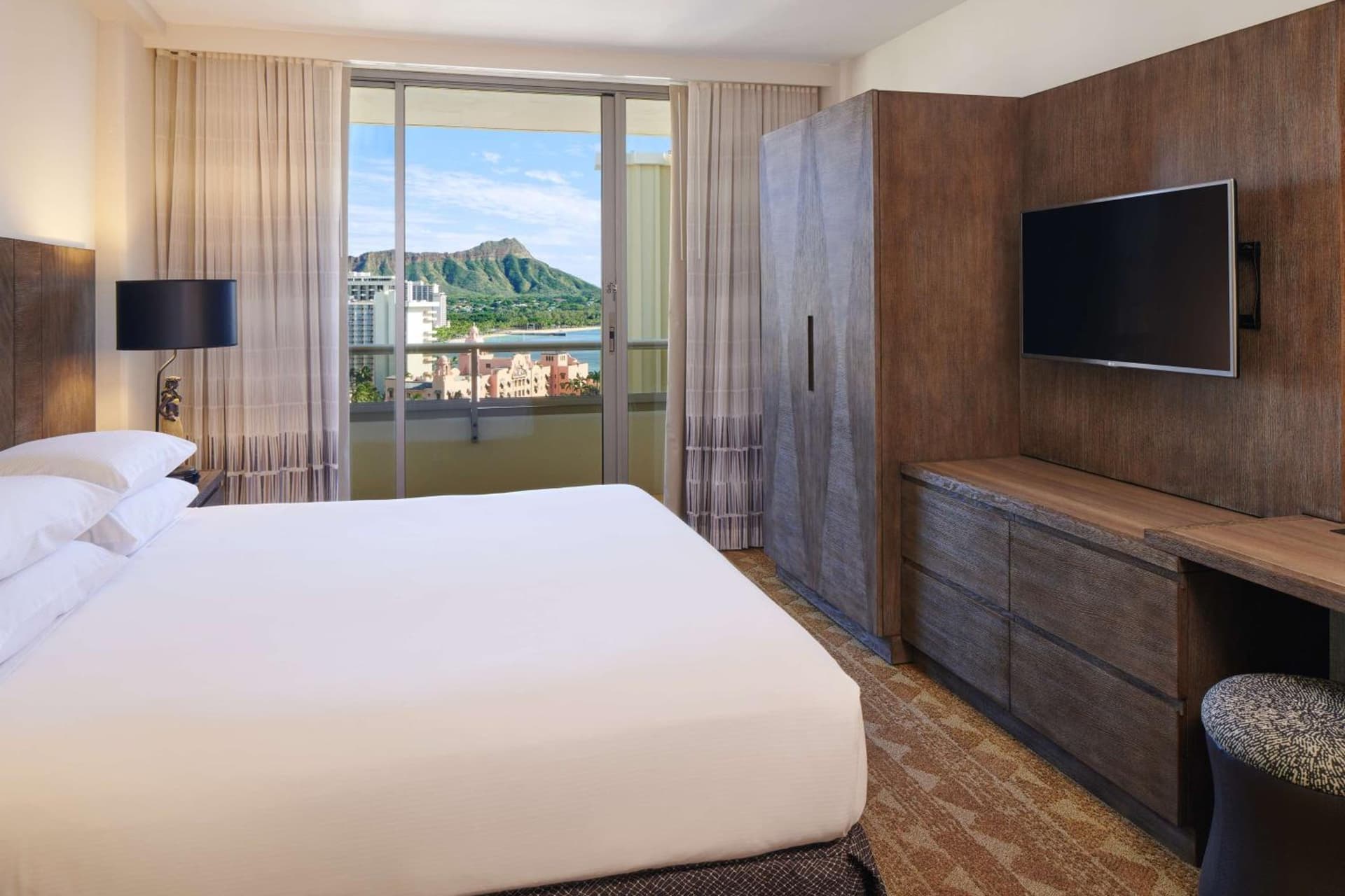 Embassy Suites by Hilton Waikiki Beach Walk gallery photo in Honolulu, HI — image 6