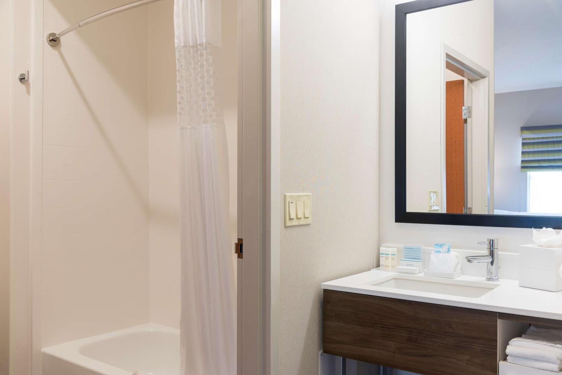 Hampton Inn & Suites East Lansing gallery photo in Okemos, MI — image 35