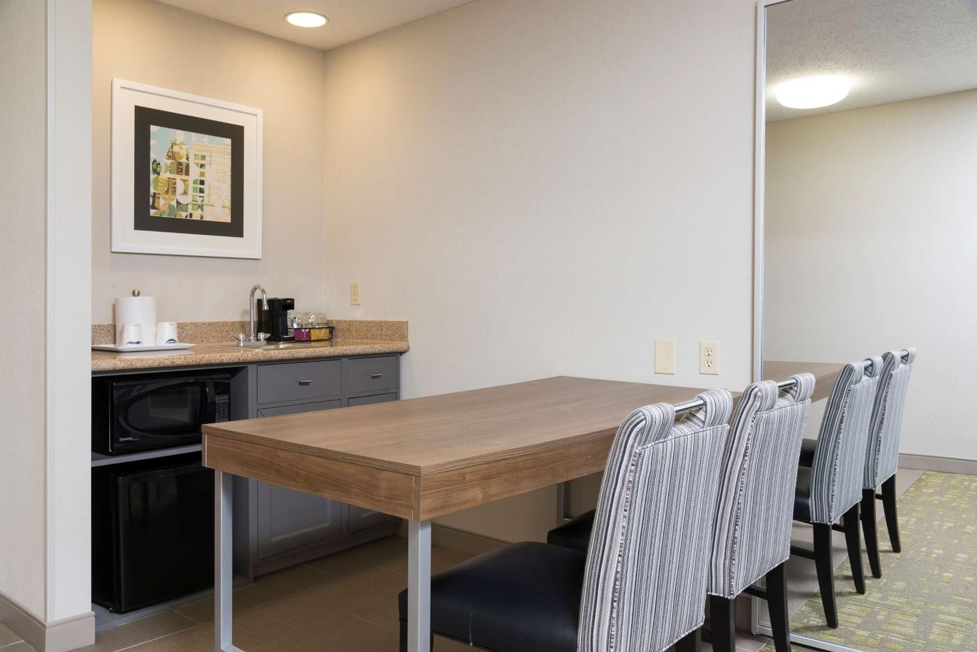 Hampton Inn & Suites East Lansing gallery photo in Okemos, MI — image 48