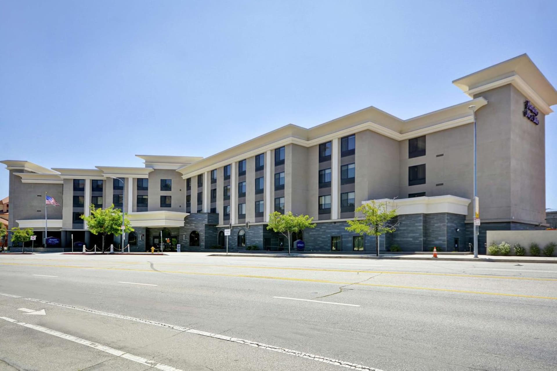 Hampton Inn & Suites Los Angeles Burbank Airport interior in Burbank, CA — gallery photo 2