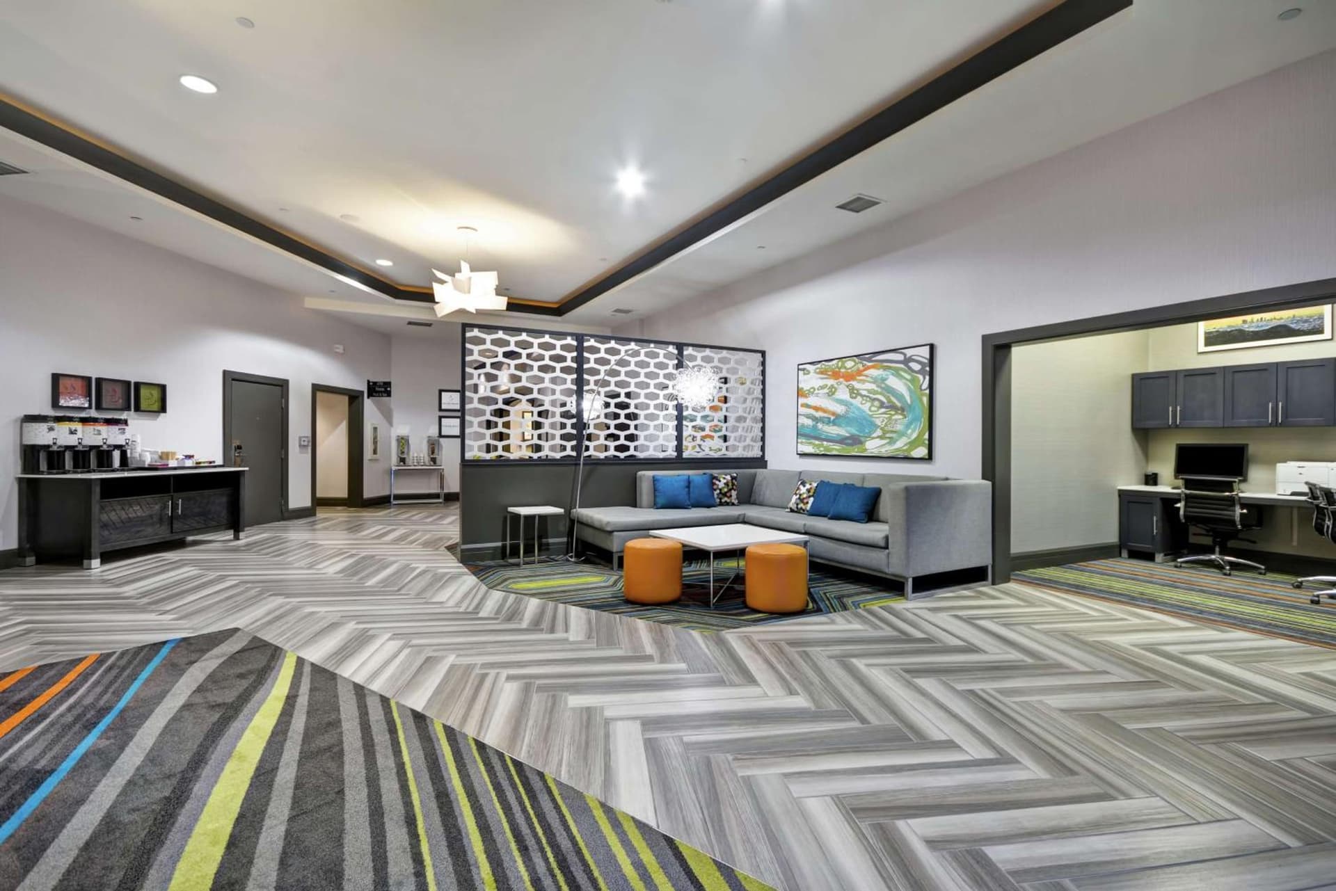 Hampton Inn & Suites Los Angeles Burbank Airport property views in Burbank, CA — gallery photo 3