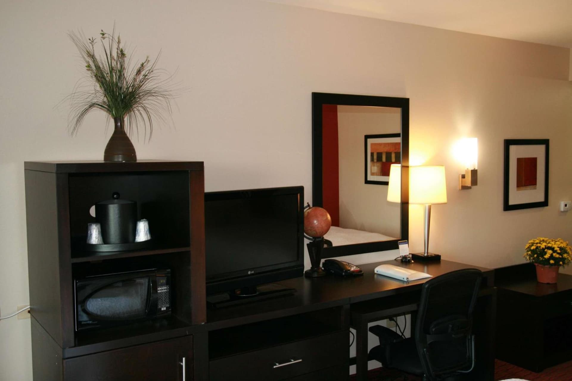 Hampton Inn & Suites Lebanon interior in Lebanon, TN — gallery photo 2