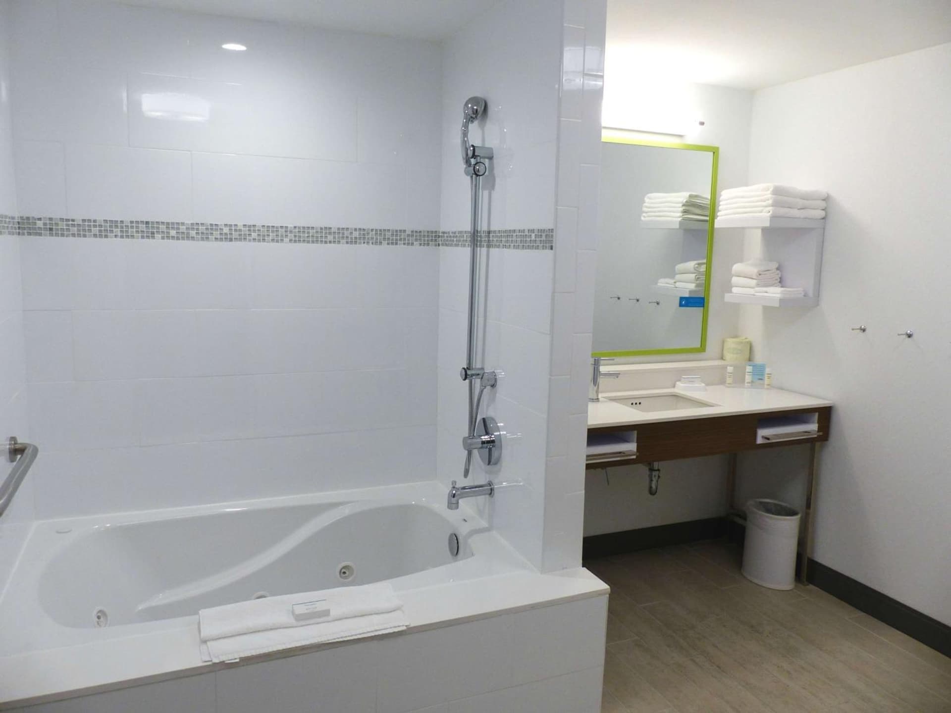 Hampton Inn By Hilton Paramus gallery photo in Paramus, NJ — image 24