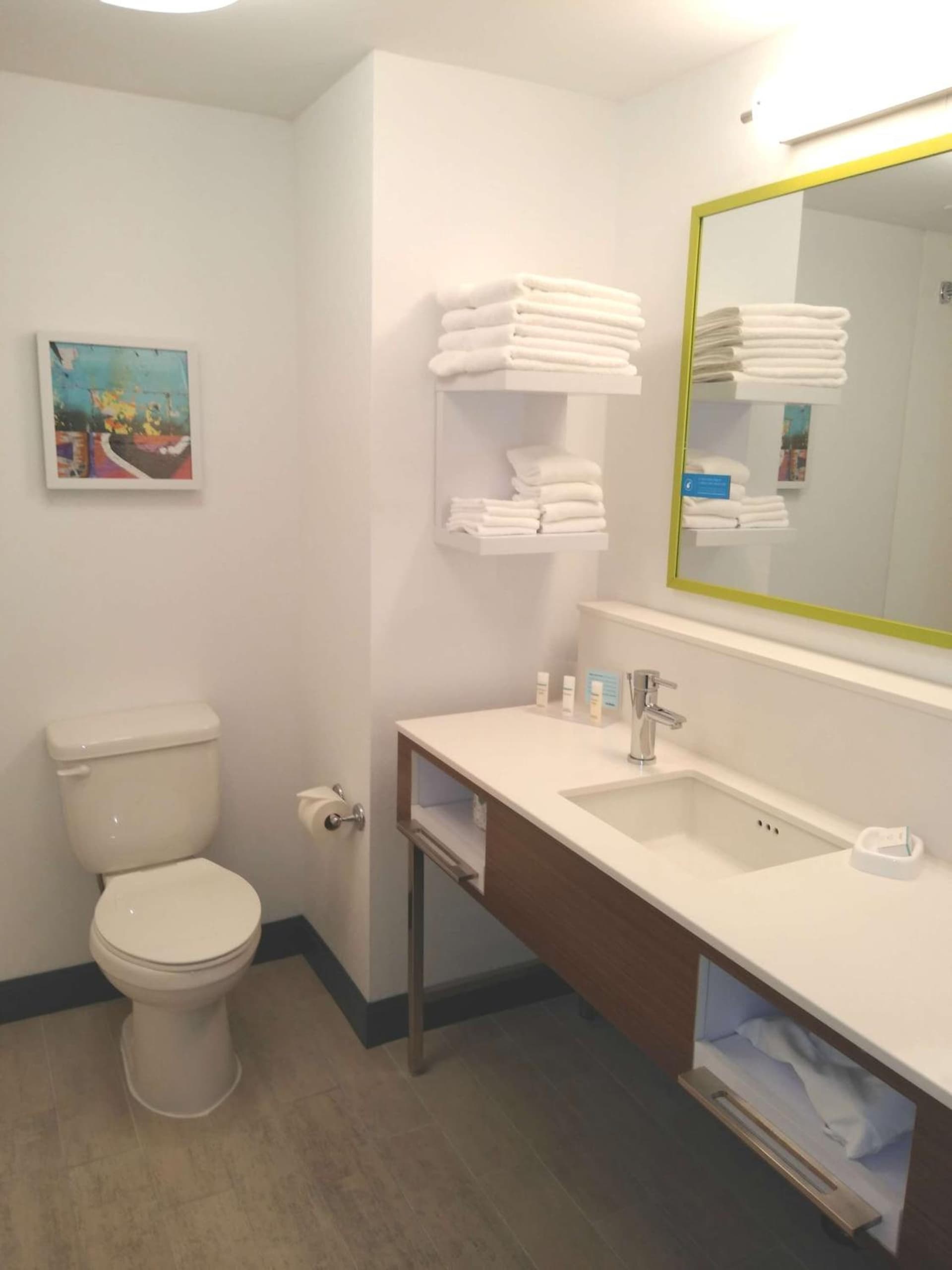 Hampton Inn By Hilton Paramus interior in Paramus, NJ — gallery photo 2