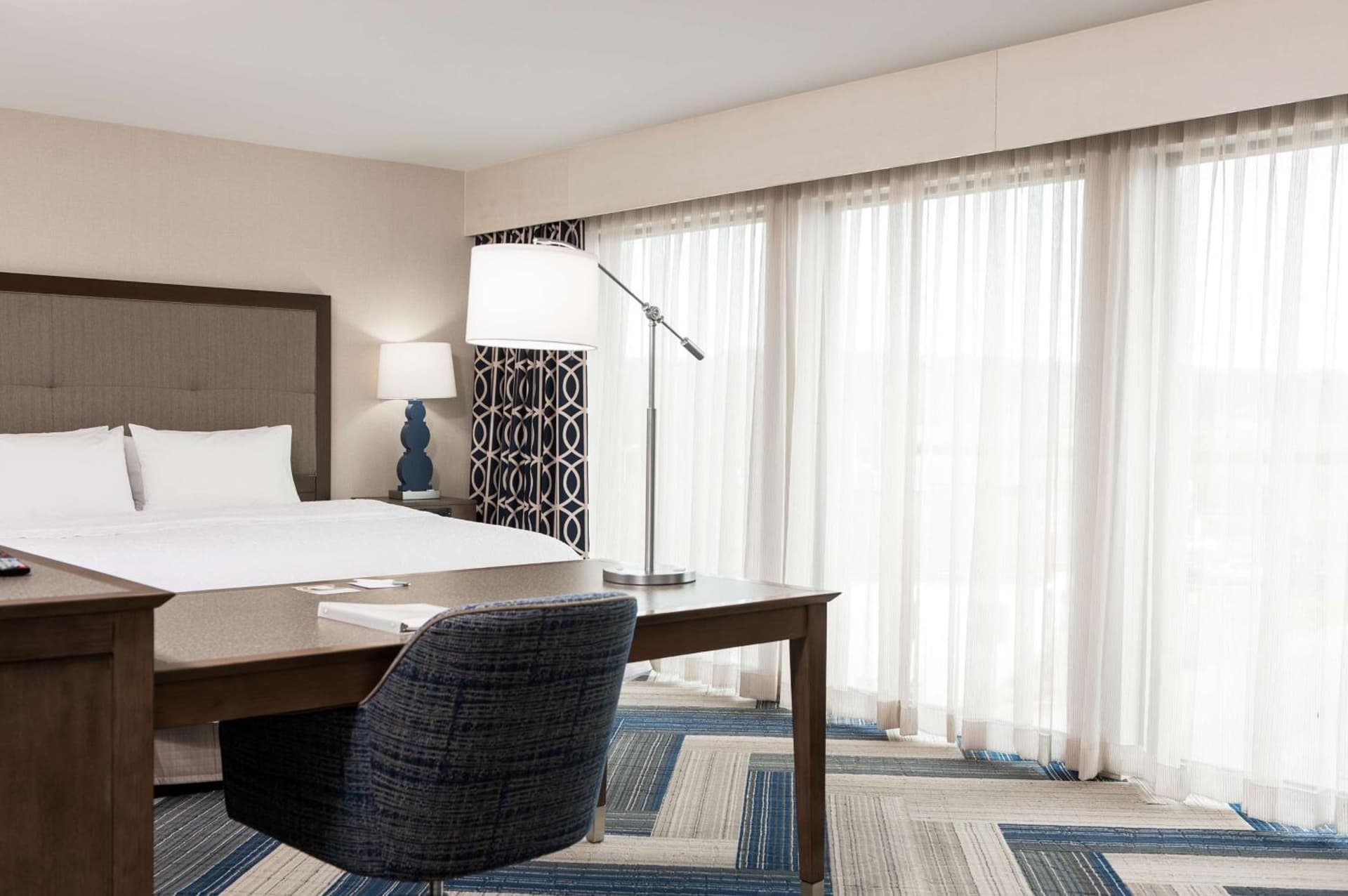 Hampton Inn and Suites La Crosse Downtown interior in La Crosse, WI — gallery photo 2