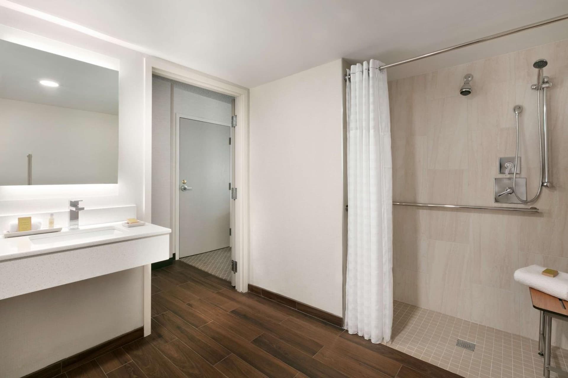 DoubleTree by Hilton McLean Tysons gallery photo in Tysons Corner, VA — image 7