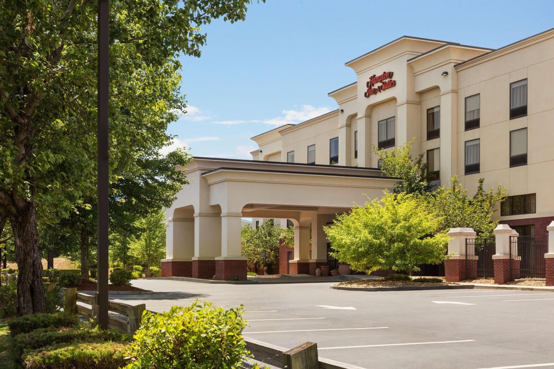 Hampton Inn & Suites by Hilton Manchester Bedford interior in Bedford — gallery photo 2