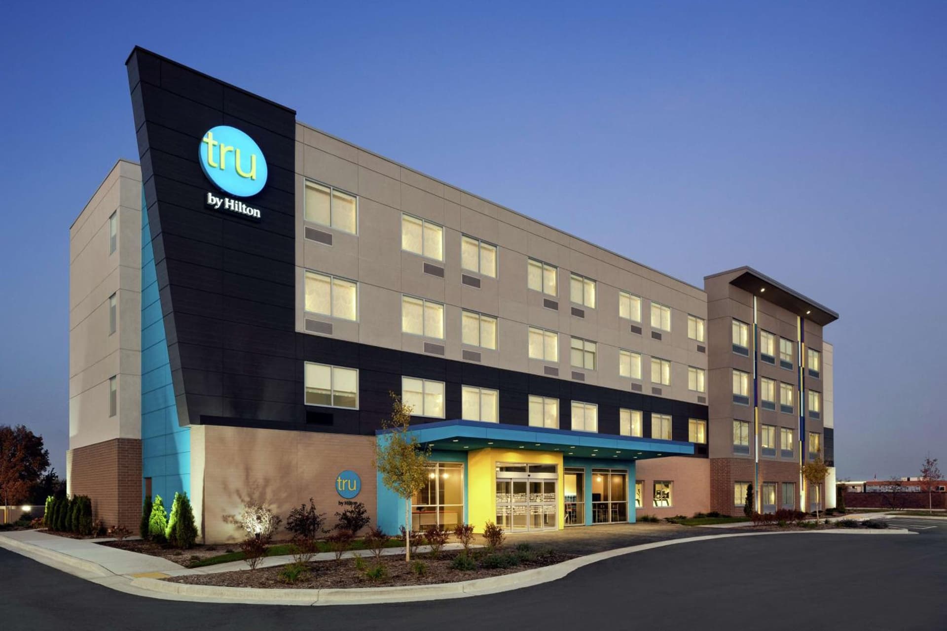 Tru By Hilton Milwaukee Brookfield featured exterior or lobby in Waukesha, WI — similar hotel