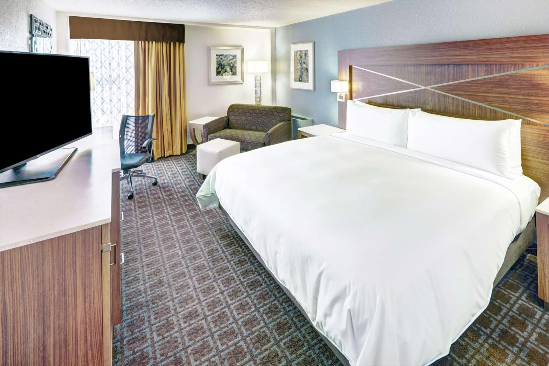 DoubleTree by Hilton Milwaukee Downtown property views in Milwaukee, WI — gallery photo 3