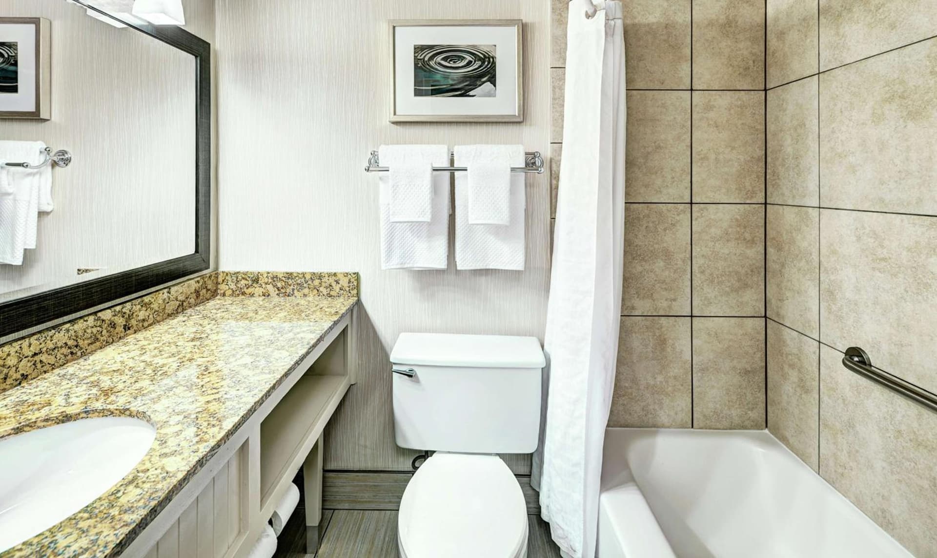DoubleTree by Hilton Milwaukee Downtown gallery photo in Milwaukee, WI — image 18