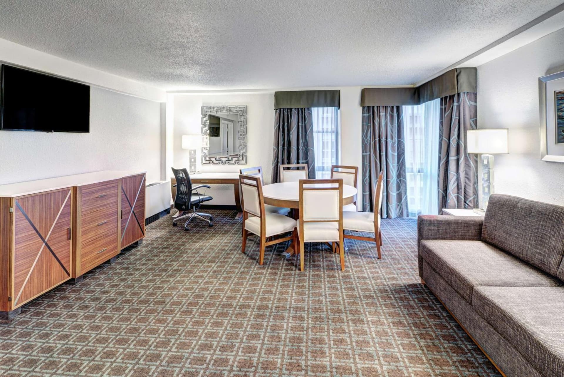 DoubleTree by Hilton Milwaukee Downtown gallery photo in Milwaukee, WI — image 11