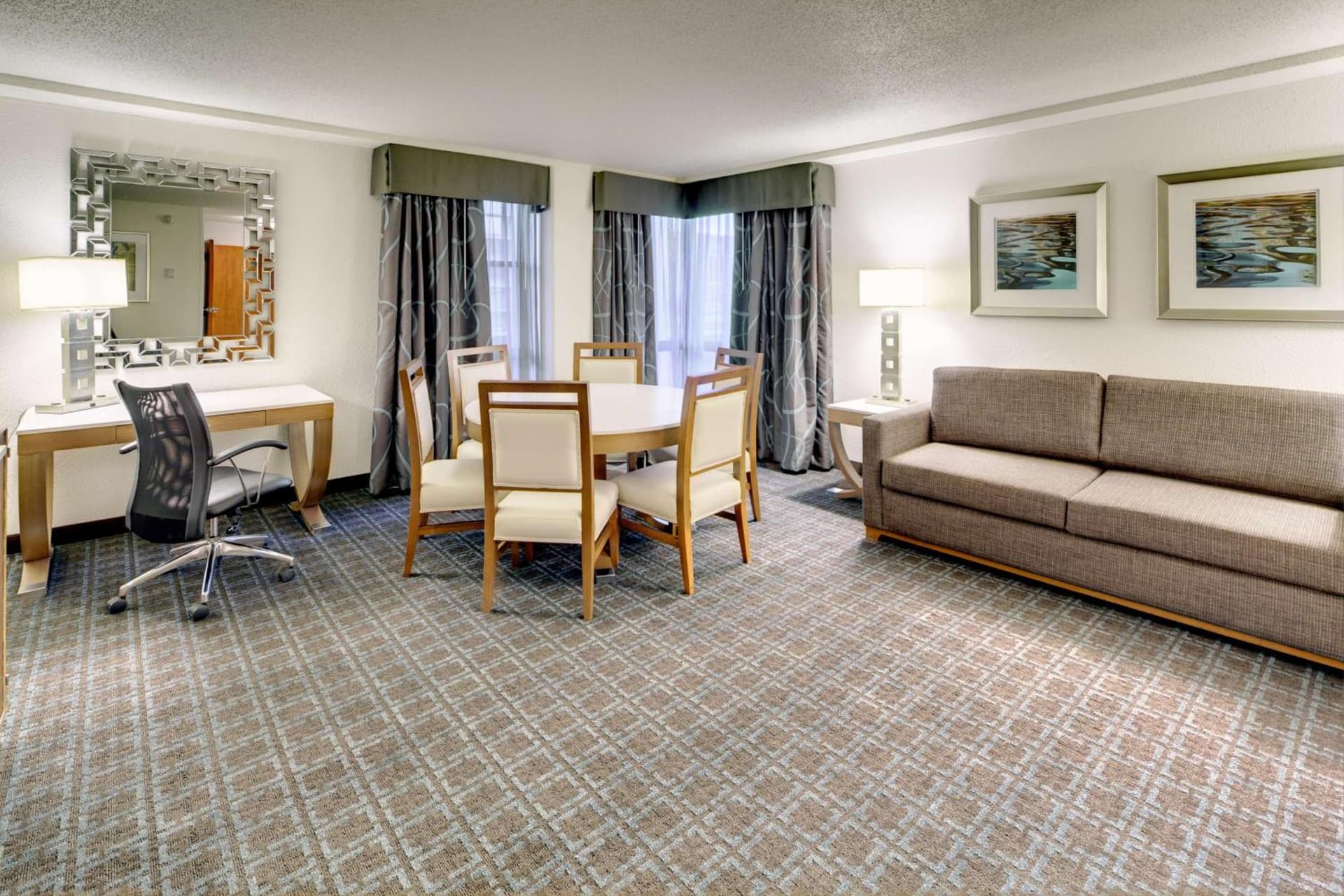 DoubleTree by Hilton Milwaukee Downtown gallery photo in Milwaukee, WI — image 17