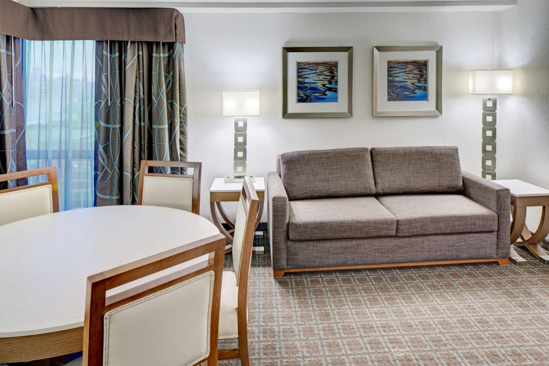 DoubleTree by Hilton Milwaukee Downtown gallery photo in Milwaukee, WI — image 12
