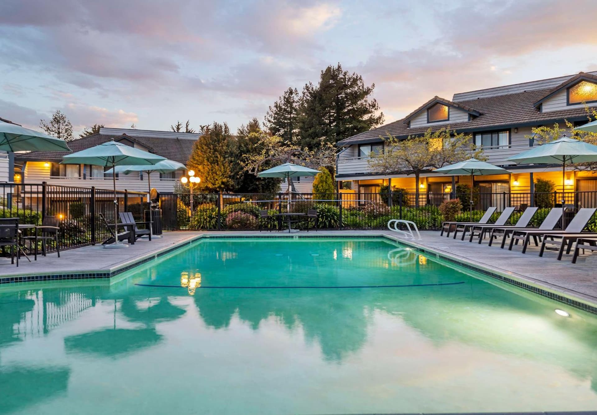 Seacliff Inn Aptos, Tapestry Collection by Hilton interior in Aptos, CA — gallery photo 2
