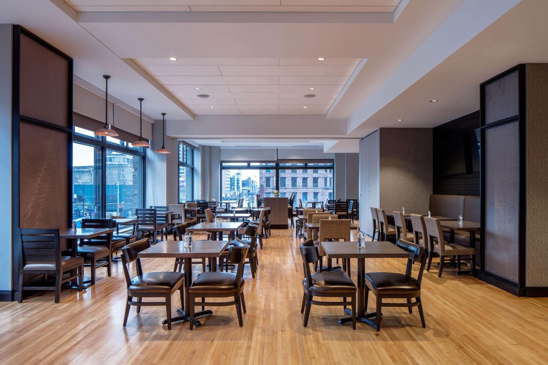 Embassy Suites By Hilton Minneapolis Downtown Hotel gallery photo in Minneapolis, MN — image 47