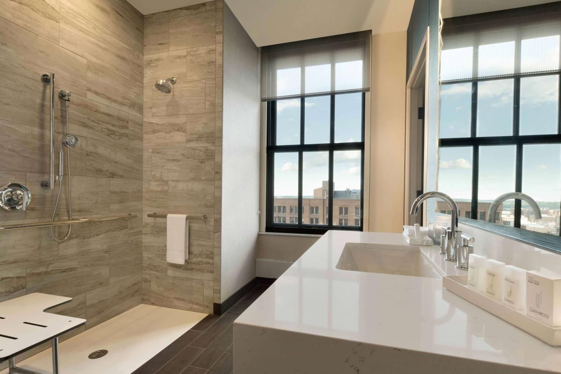 Embassy Suites By Hilton Minneapolis Downtown Hotel gallery photo in Minneapolis, MN — image 16