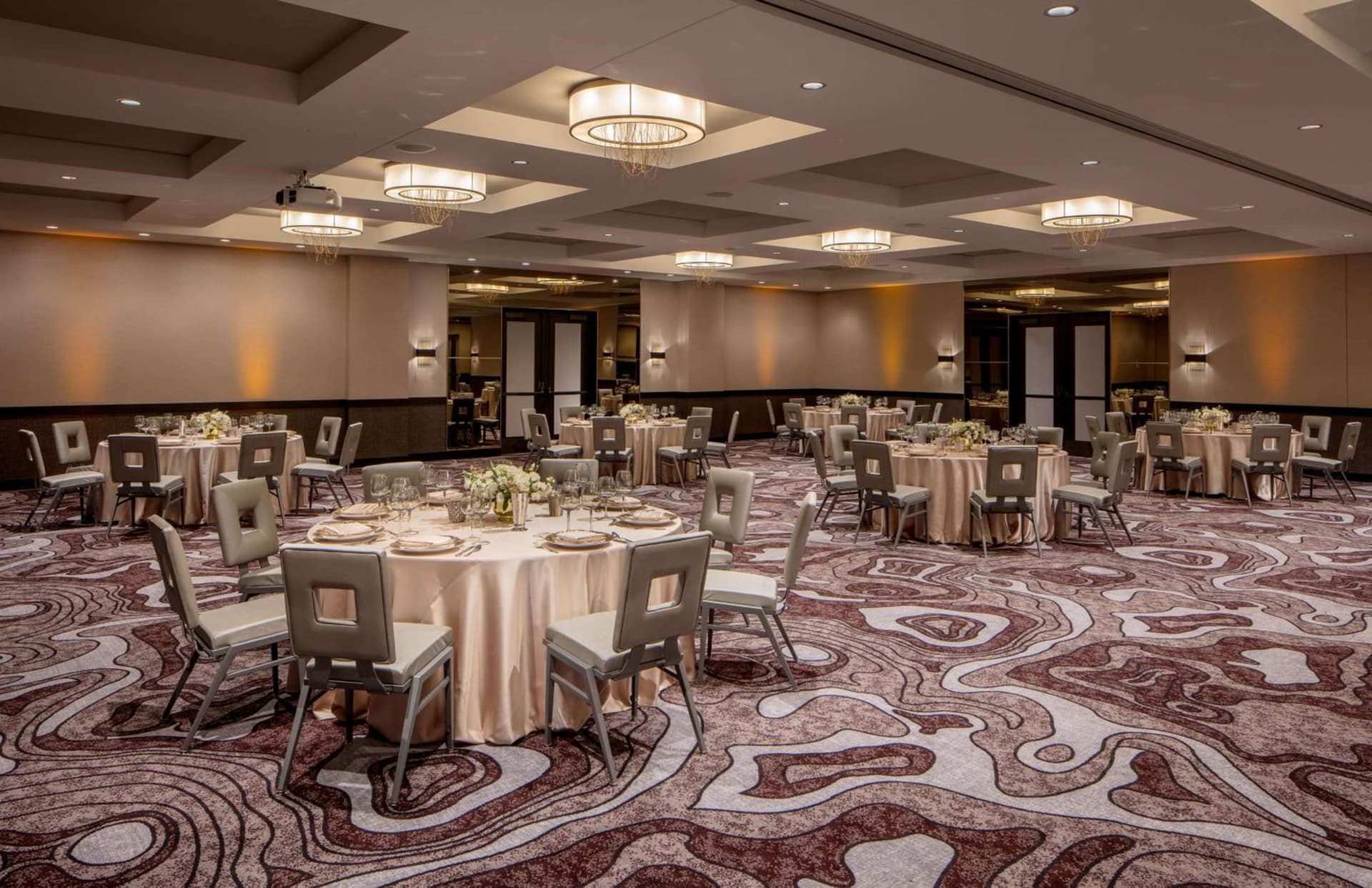 Embassy Suites By Hilton Minneapolis Downtown Hotel gallery photo in Minneapolis, MN — image 9