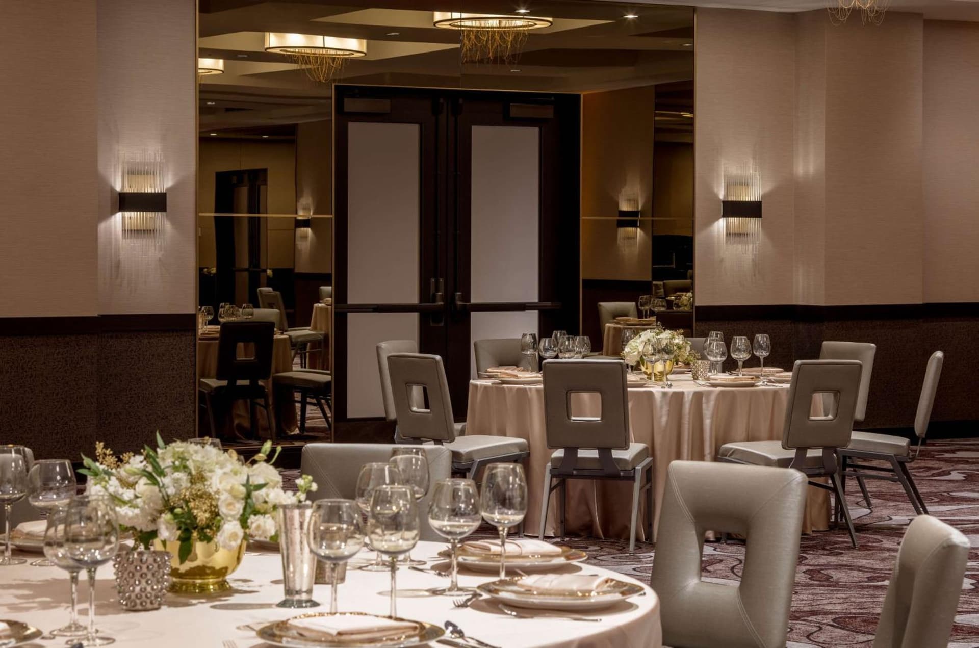 Embassy Suites By Hilton Minneapolis Downtown Hotel interior in Minneapolis, MN — gallery photo 2