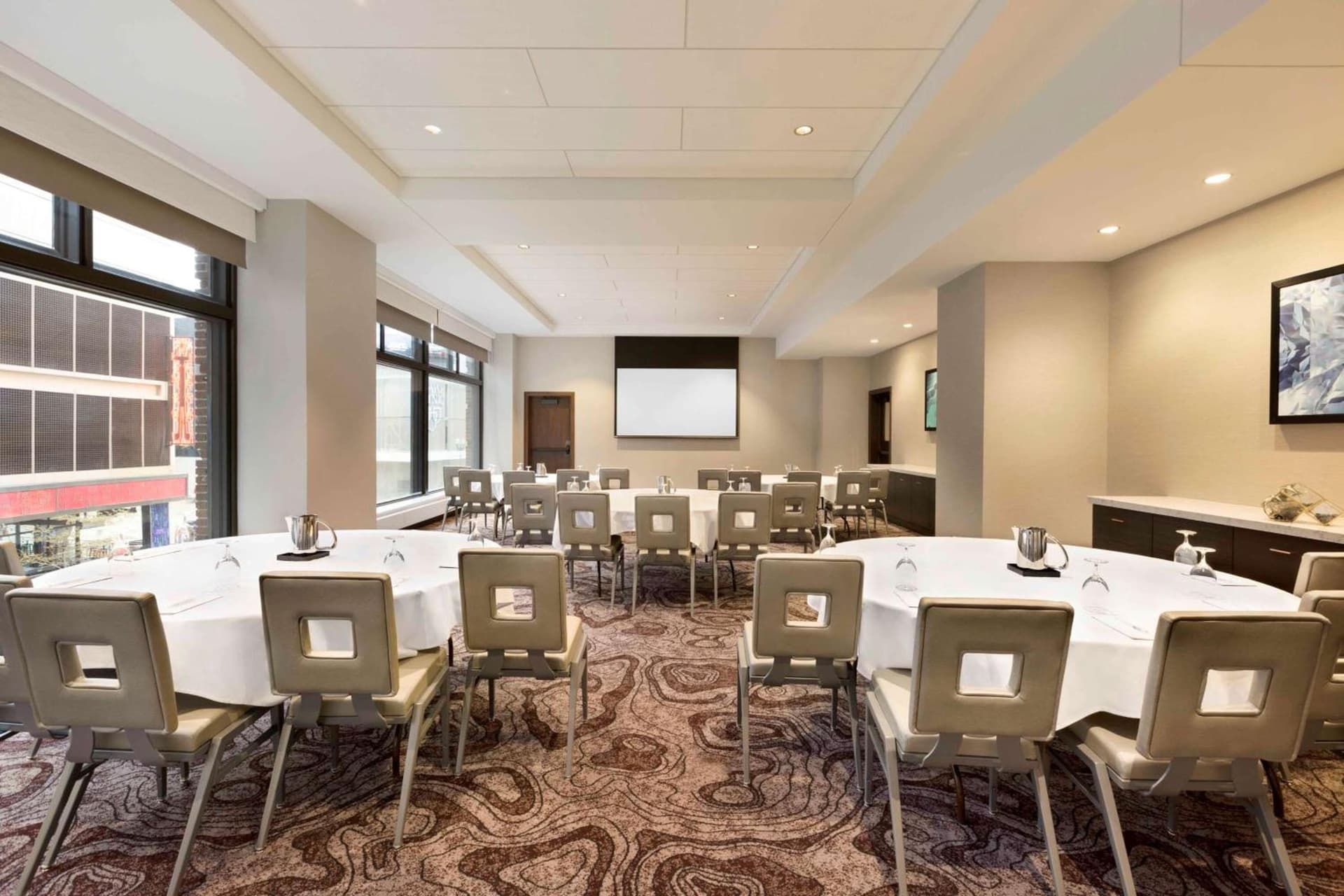 Embassy Suites By Hilton Minneapolis Downtown Hotel gallery photo in Minneapolis, MN — image 12