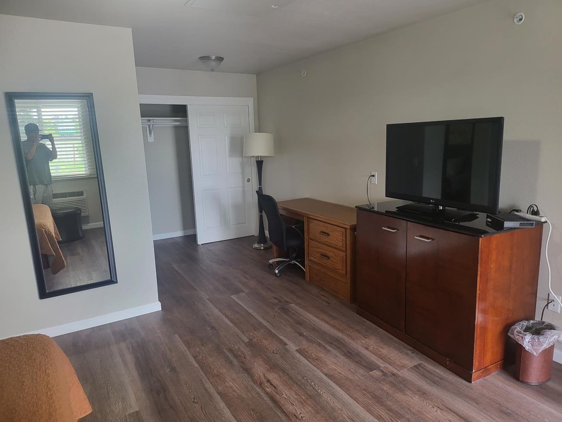 Guest Ranch Motel interior in Cheyenne, WY — gallery photo 2