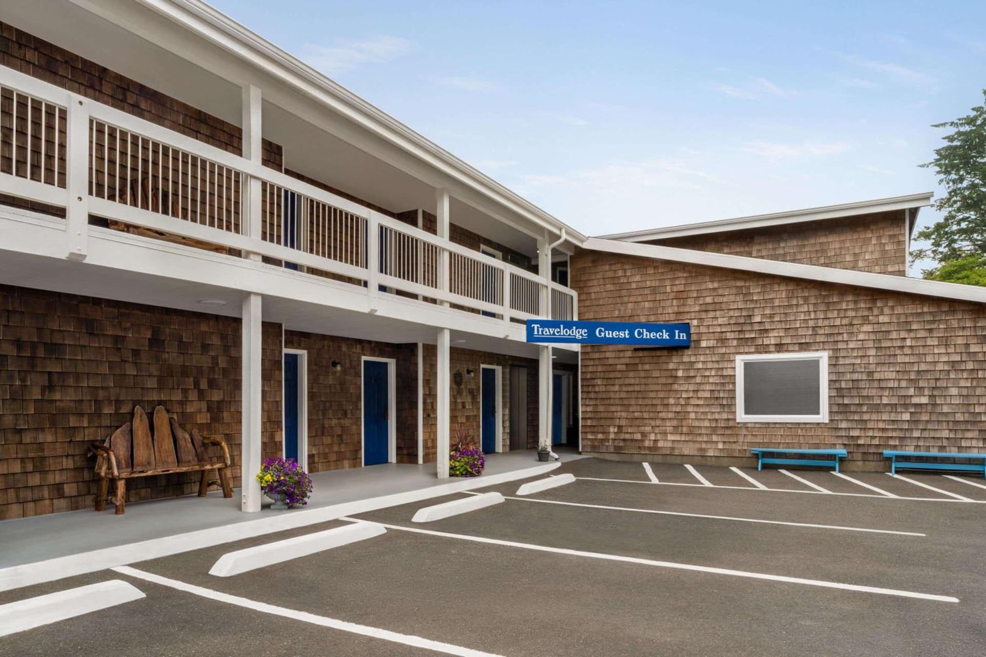 Travelodge by Wyndham Depoe Bay interior in Depoe Bay, OR — gallery photo 2