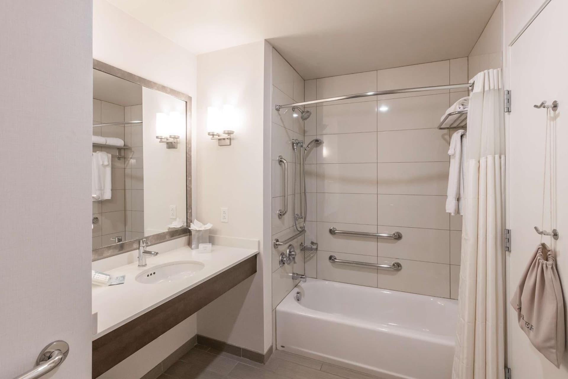 Hilton Garden Inn Downtown Dallas interior in Dallas, TX — gallery photo 2
