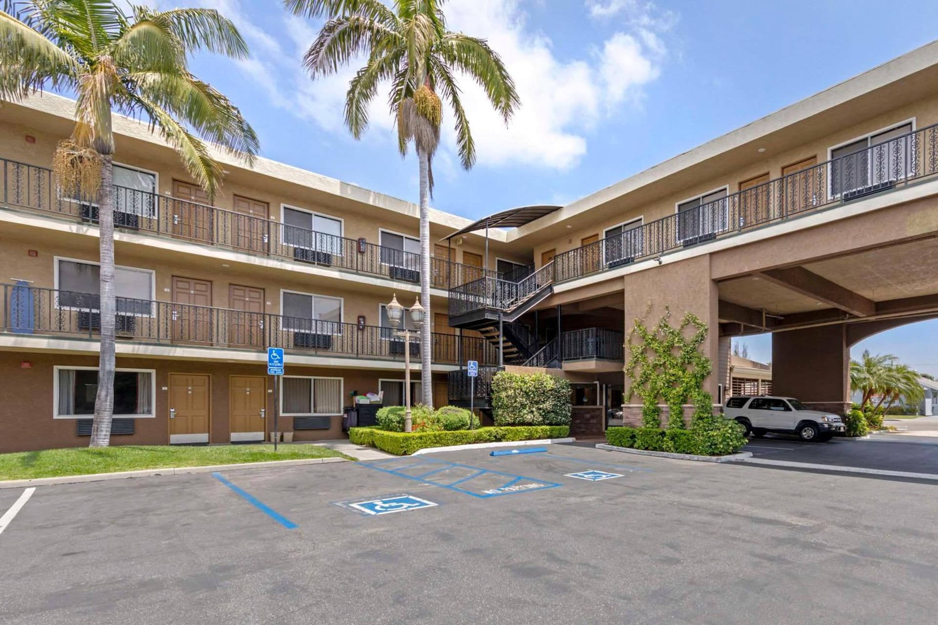 Quality Inn & Suites Anaheim Maingate interior in Anaheim, CA — gallery photo 2