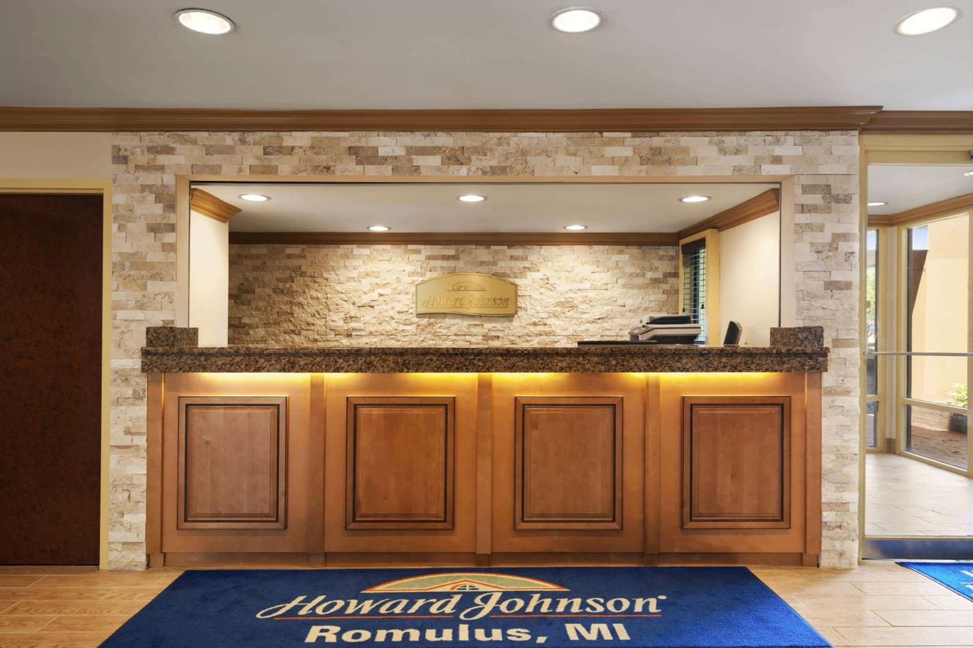 Howard Johnson by Wyndham Romulus Detroit Metro Airport interior in Romulus, MI — gallery photo 2