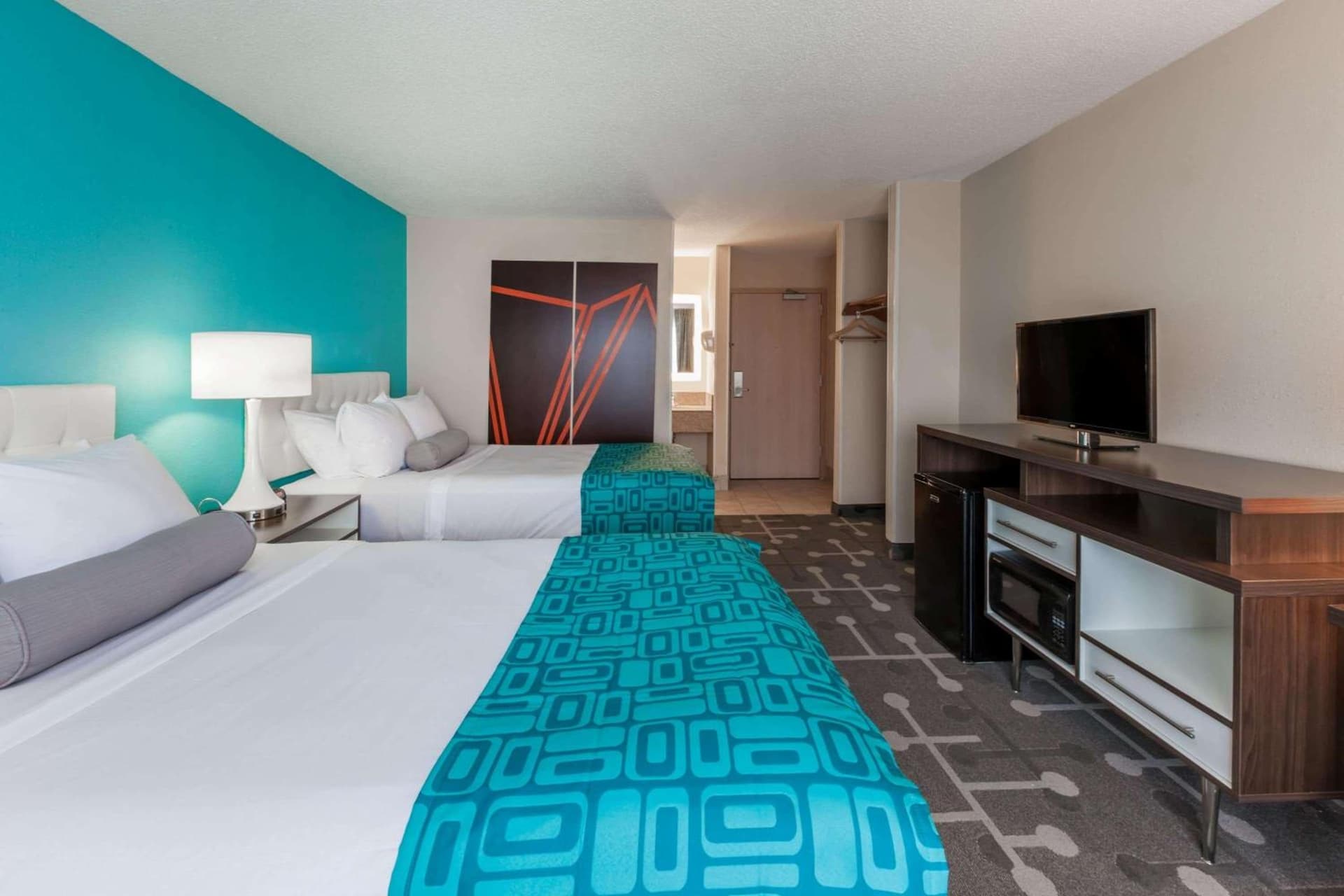 Howard Johnson by Wyndham Romulus Detroit Metro Airport property views in Romulus, MI — gallery photo 3