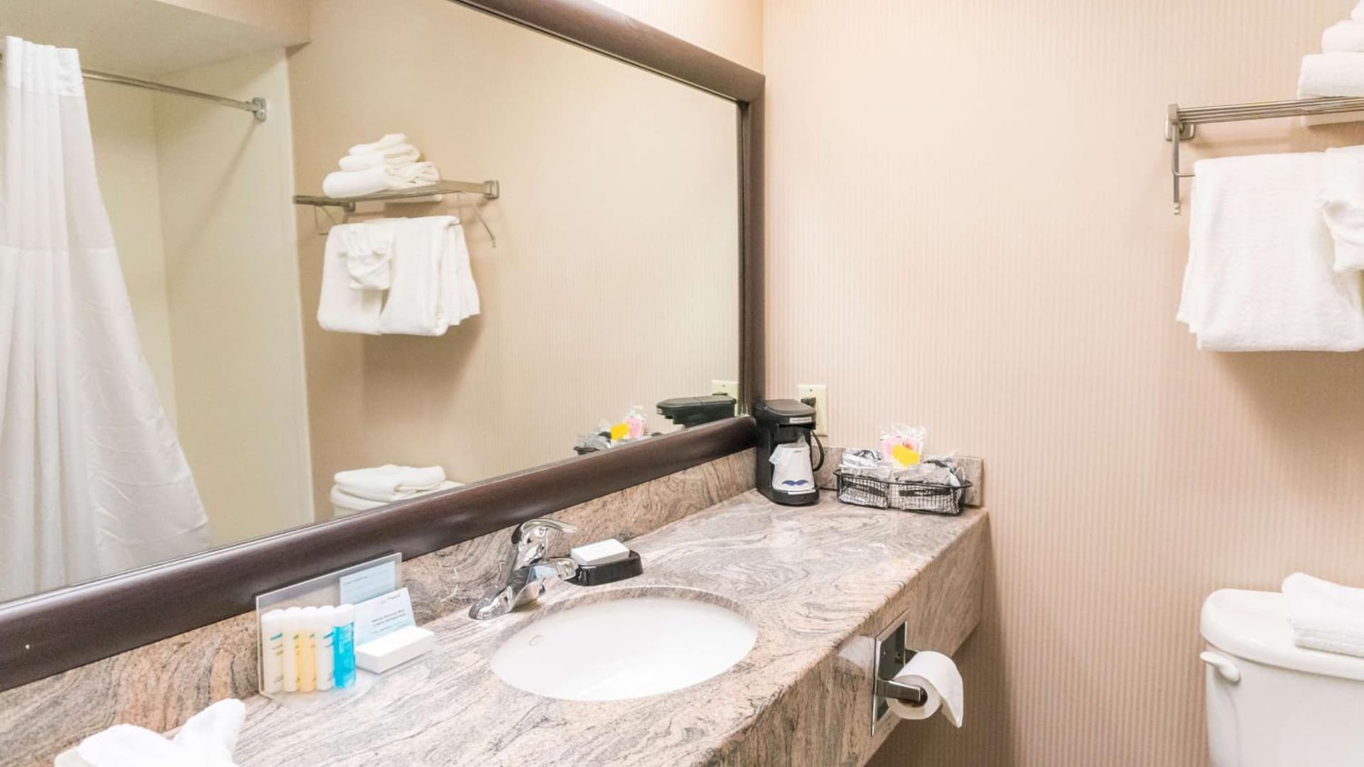 Hampton Inn New Philadelphia gallery photo in New Philadelphia, OH — image 24