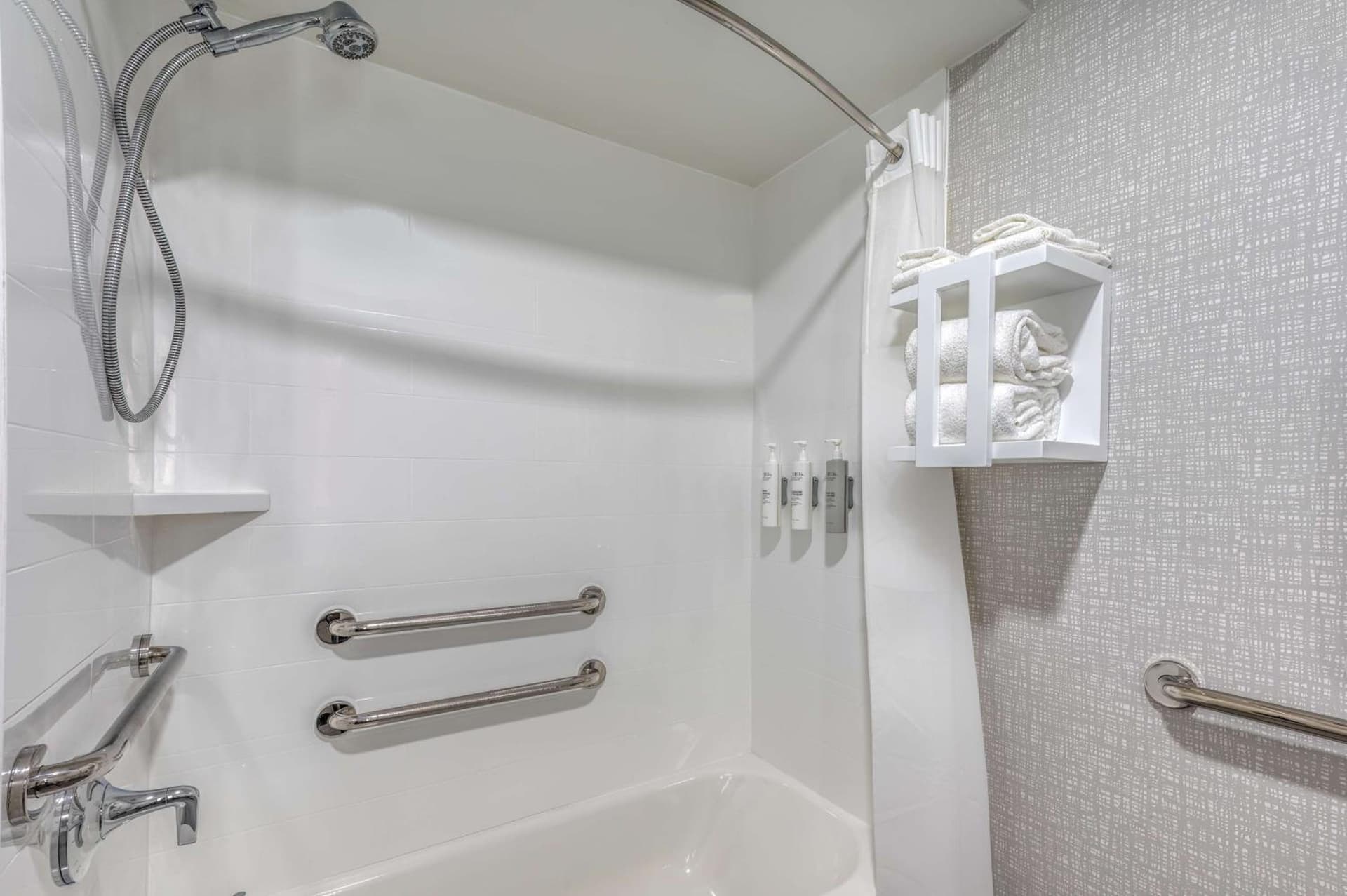 Hampton Inn New Philadelphia interior in New Philadelphia, OH — gallery photo 2