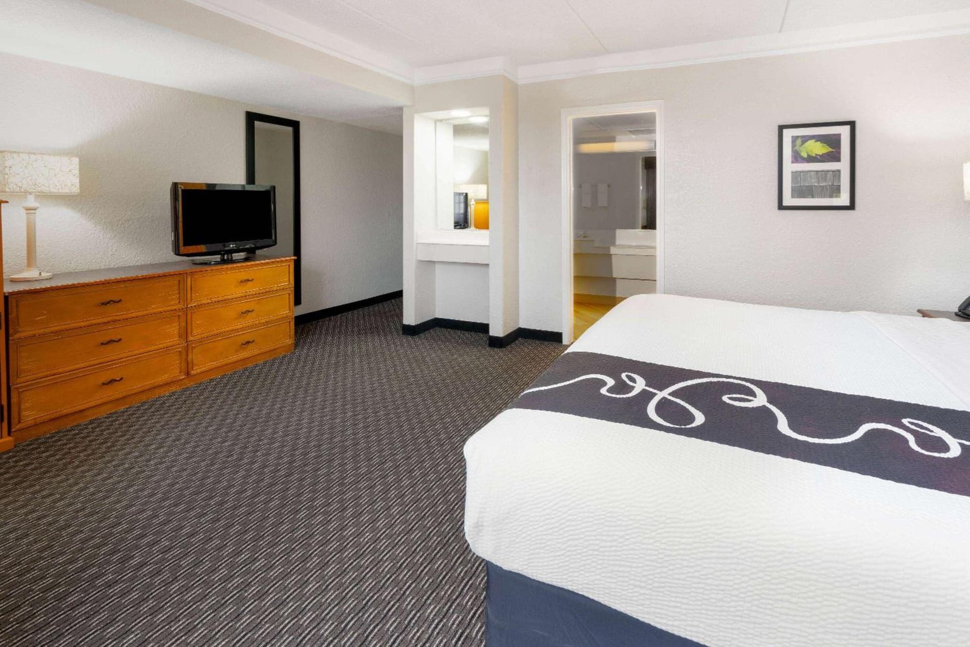 Super 8 by Wyndham The Woodlands North gallery photo in The Woodlands, TX — image 17