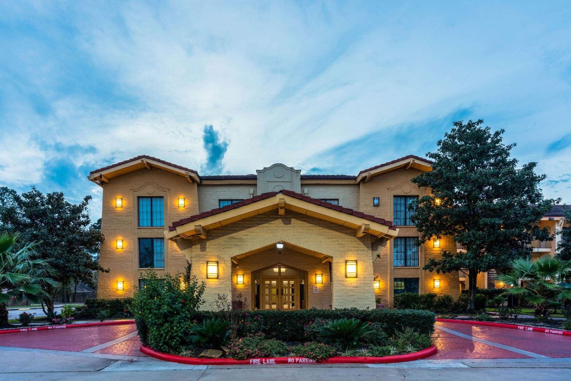 Super 8 by Wyndham The Woodlands North gallery photo in The Woodlands, TX — image 23
