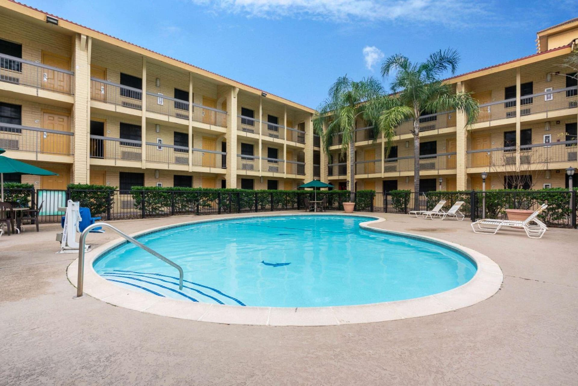 Super 8 by Wyndham The Woodlands North gallery photo in The Woodlands, TX — image 5