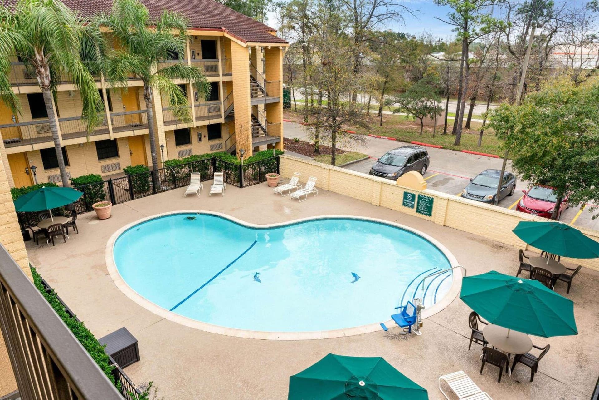 Super 8 by Wyndham The Woodlands North gallery photo in The Woodlands, TX — image 15