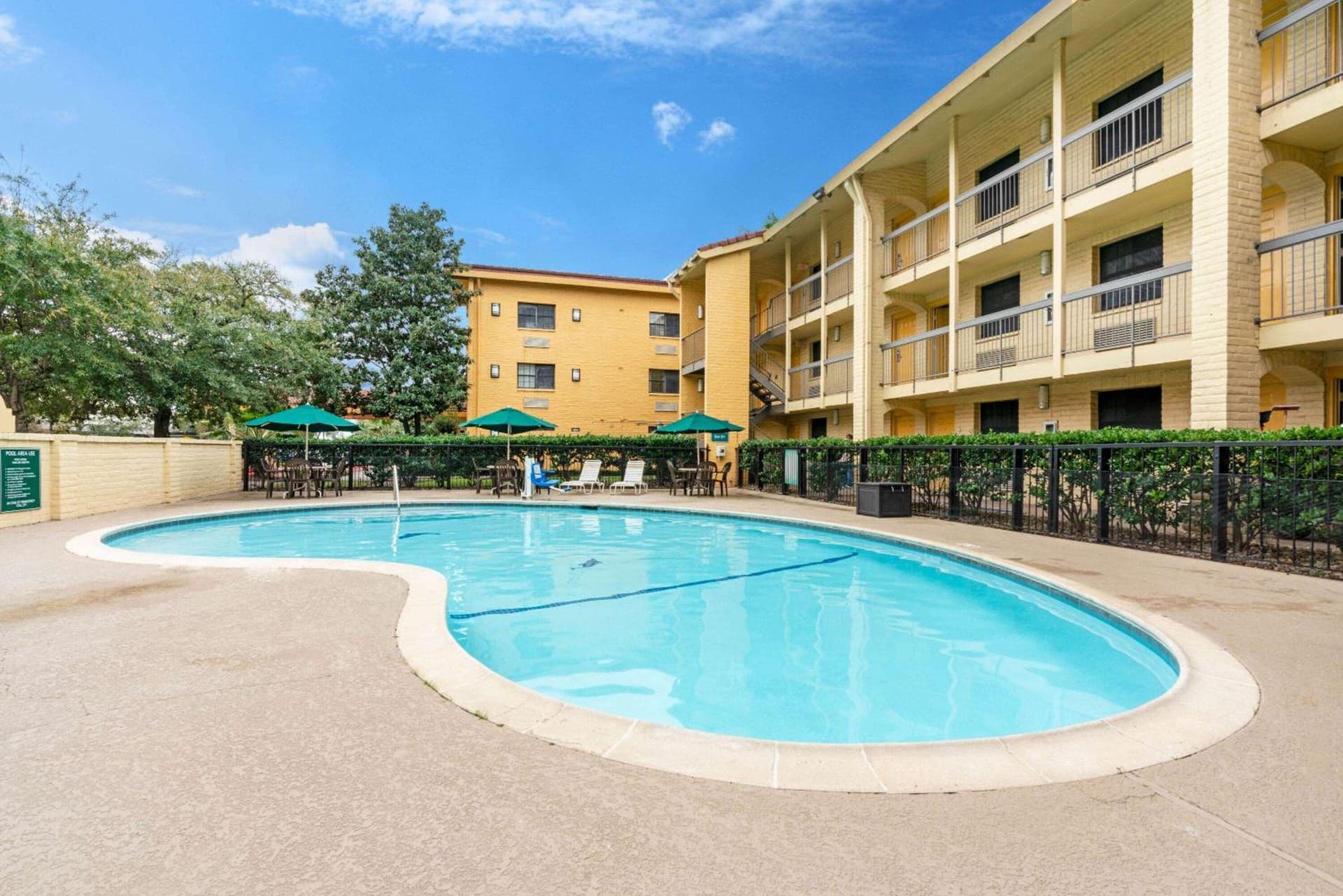 Super 8 by Wyndham The Woodlands North gallery photo in The Woodlands, TX — image 4