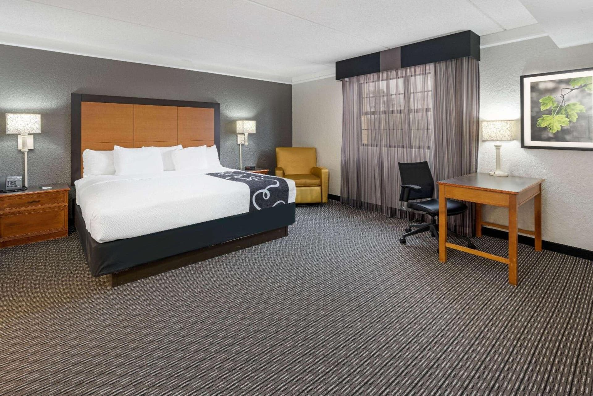 Super 8 by Wyndham The Woodlands North gallery photo in The Woodlands, TX — image 27