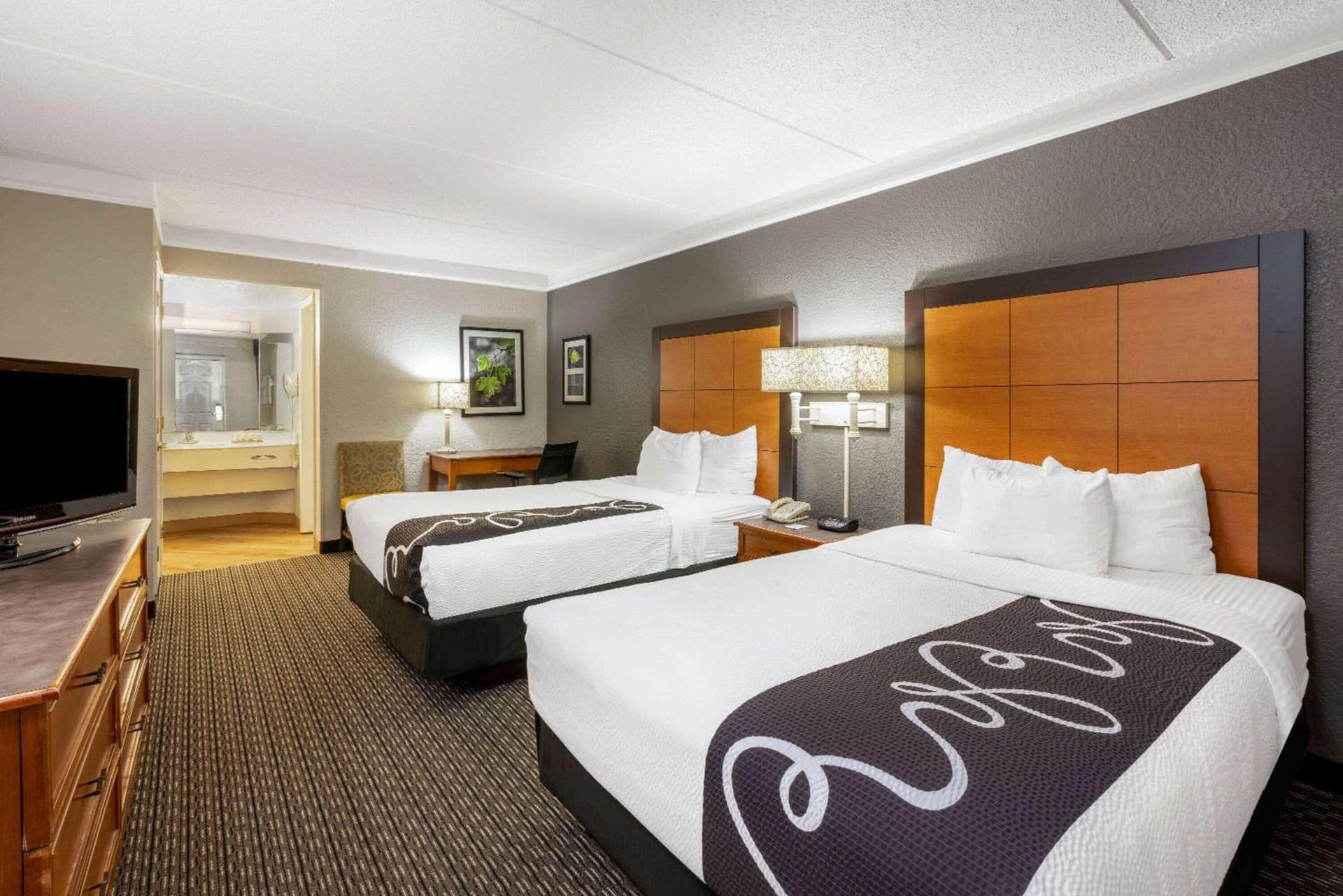 Super 8 by Wyndham The Woodlands North gallery photo in The Woodlands, TX — image 9