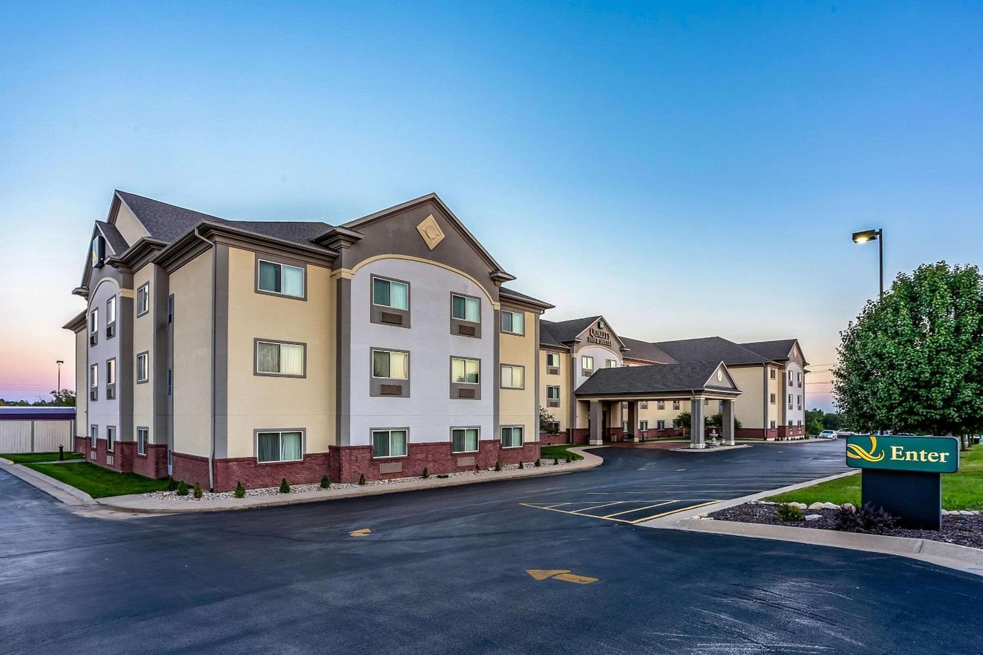 Quality Inn & Suites Hannibal West interior in Hannibal, MO — gallery photo 2
